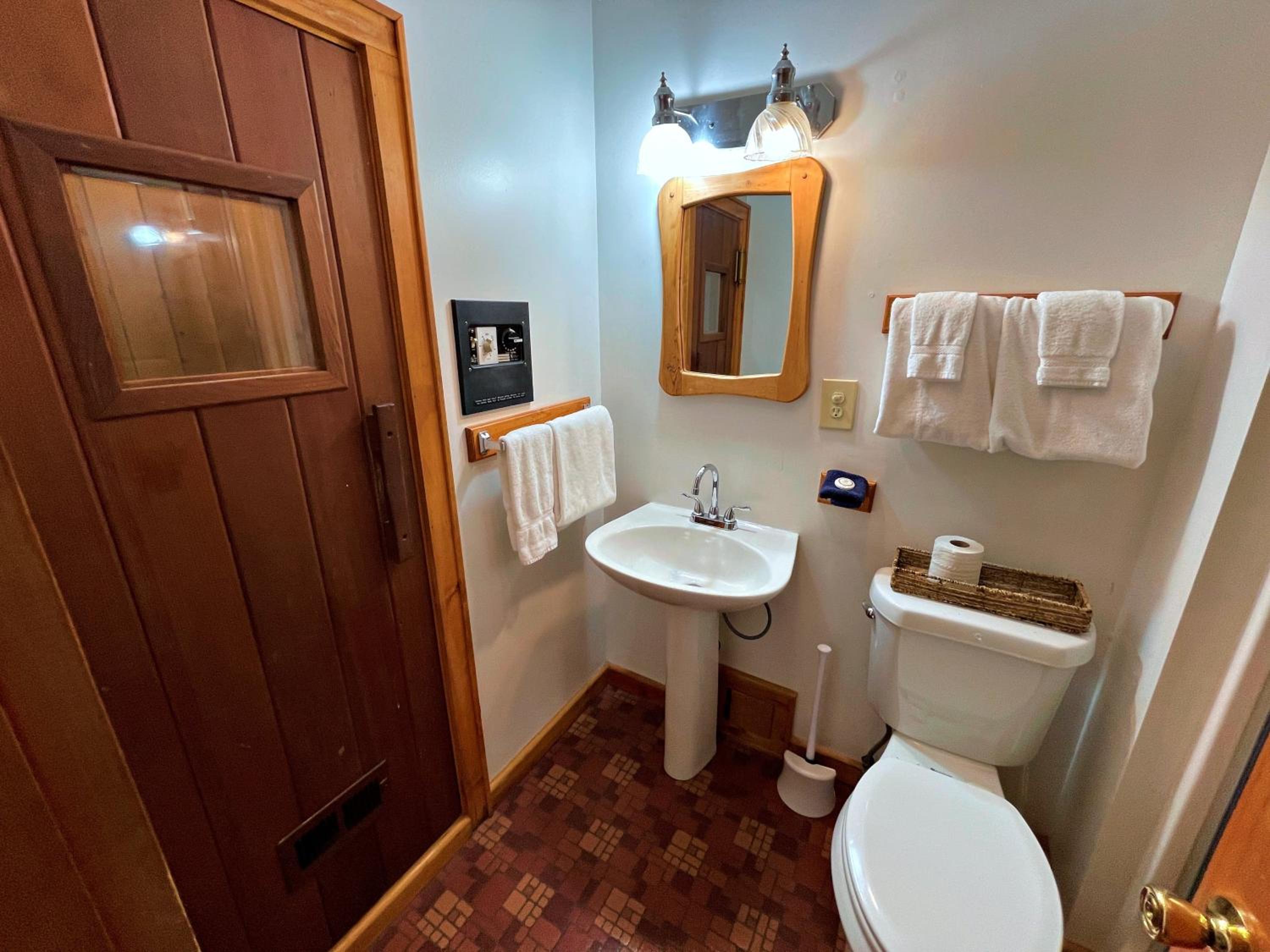 Lands End 4 BR Condo: 5 mins walk to the Village