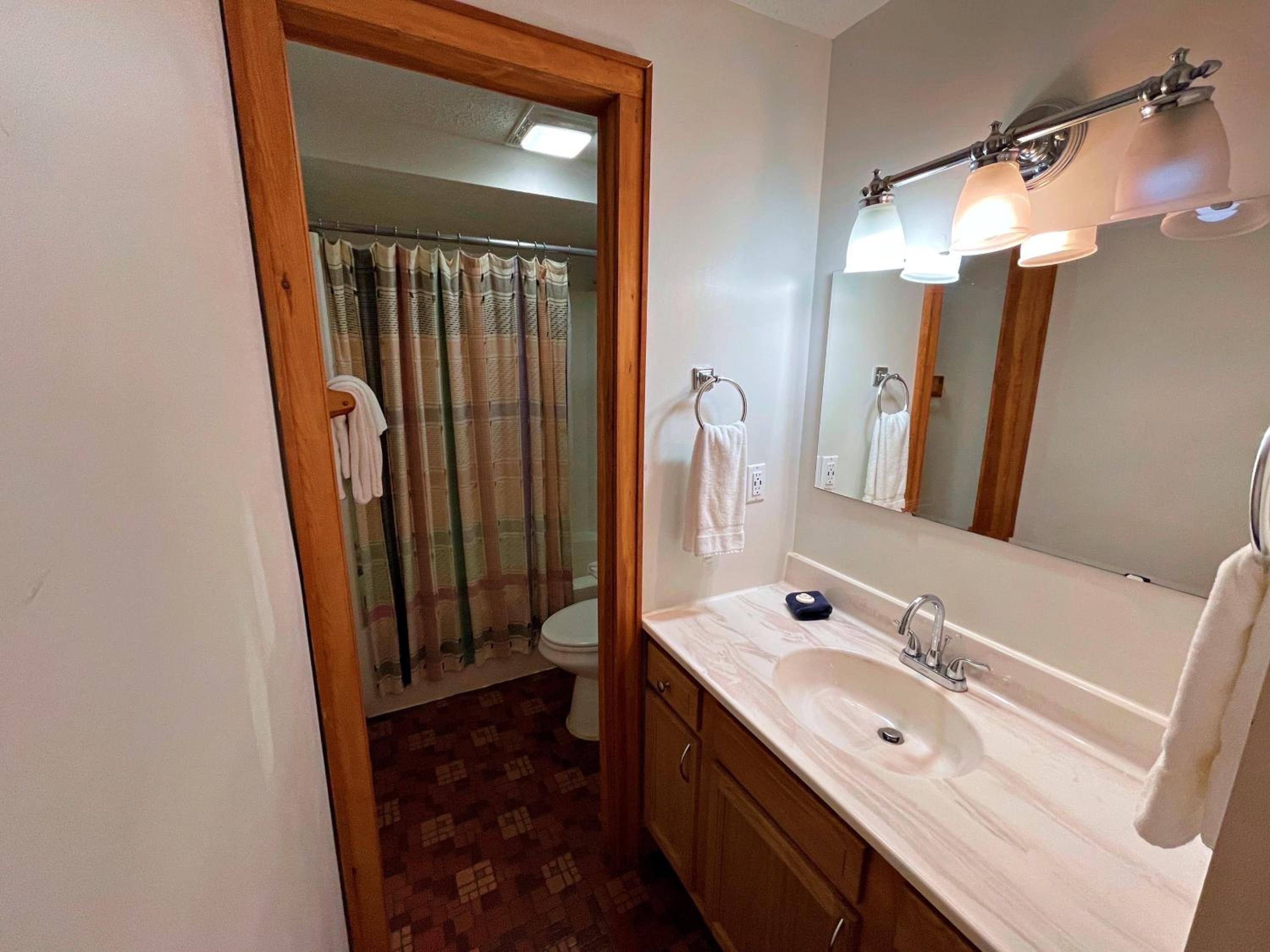Lands End 4 BR Condo: 5 mins walk to the Village