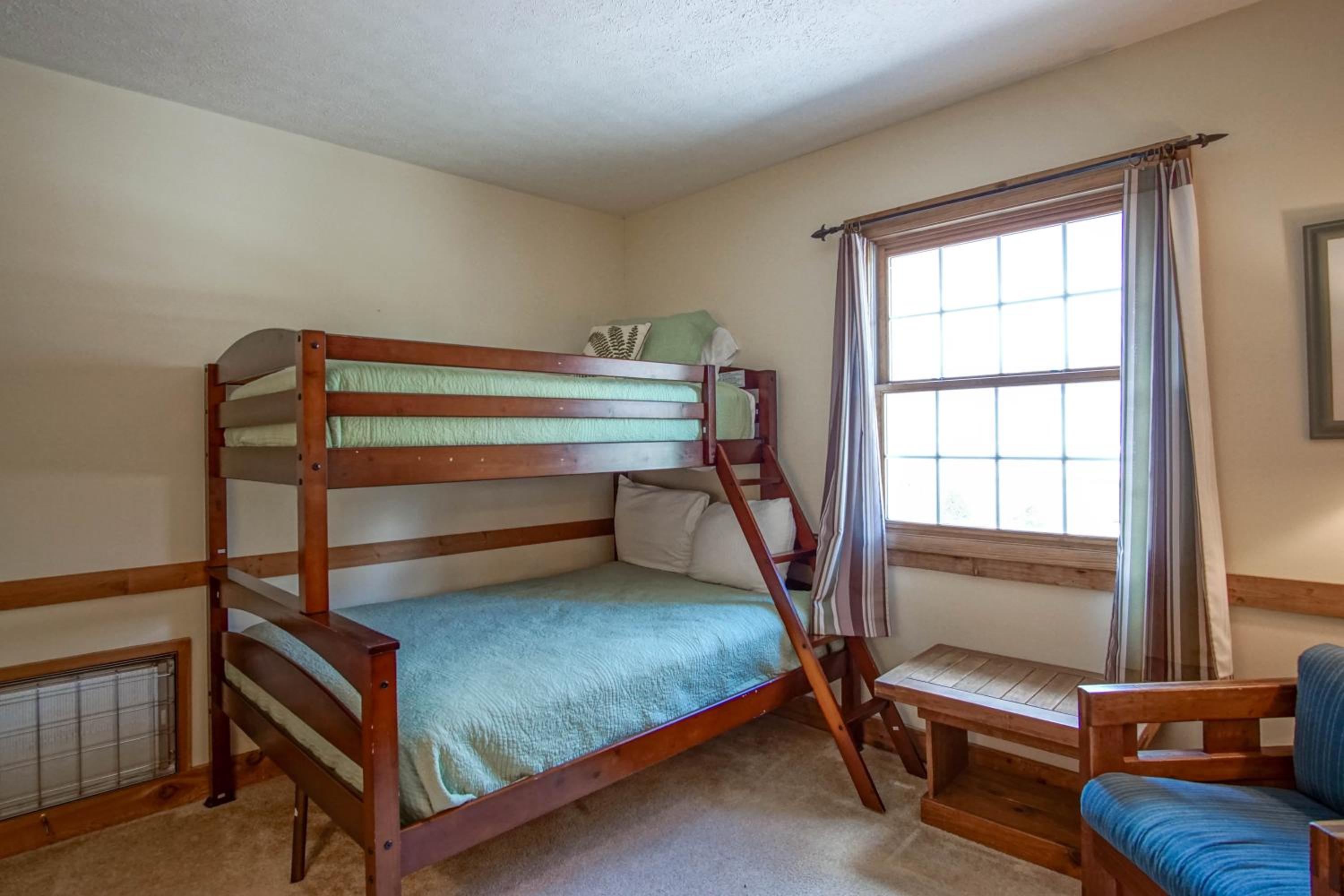 Whistlepunk #24: 4 Bedroom, 3 Bath: Slope Side, Wood Fireplace