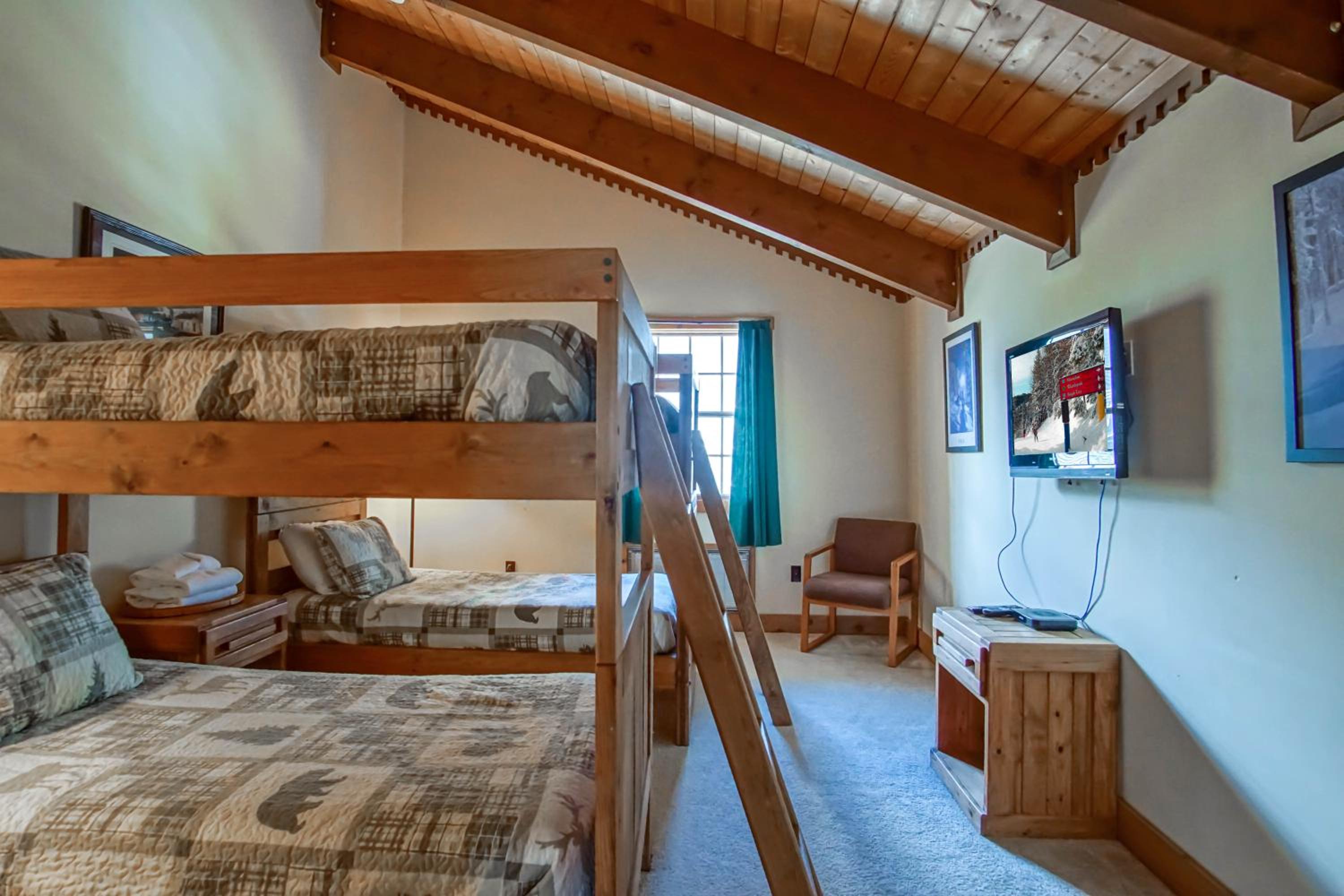 Whistlepunk #24: 4 Bedroom, 3 Bath: Slope Side, Wood Fireplace