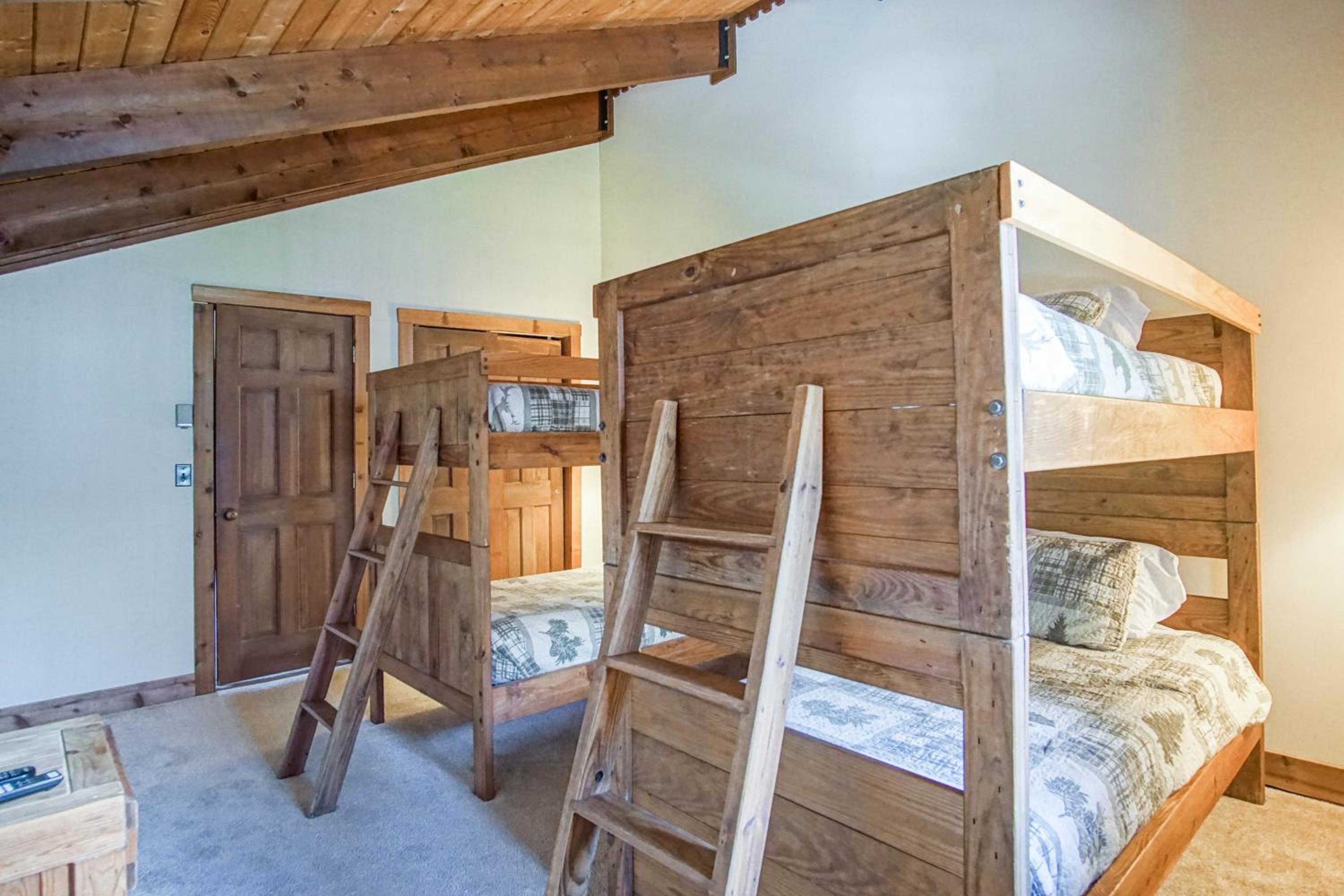 Whistlepunk #24: 4 Bedroom, 3 Bath: Slope Side, Wood Fireplace