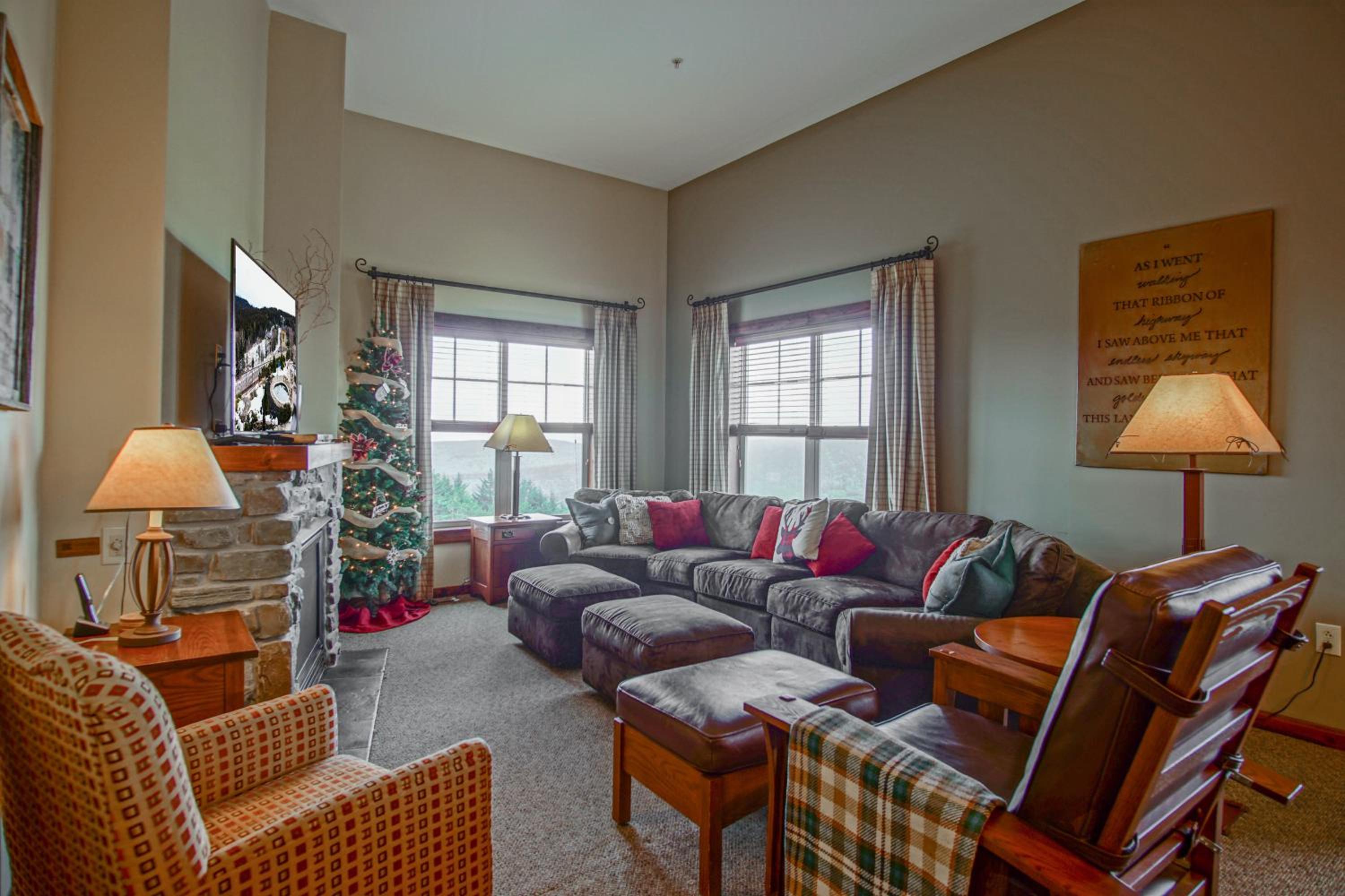 3 bedroom, 2 Full Baths, Slope Side Outdoor Hot Tubs on Site Ski Lift overlook