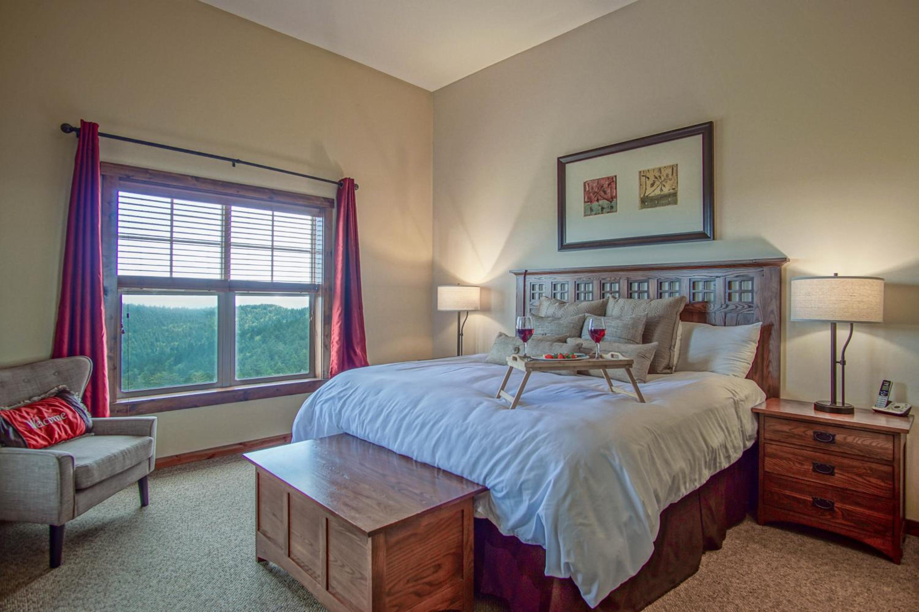 3 bedroom, 2 Full Baths, Slope Side Outdoor Hot Tubs on Site Ski Lift overlook
