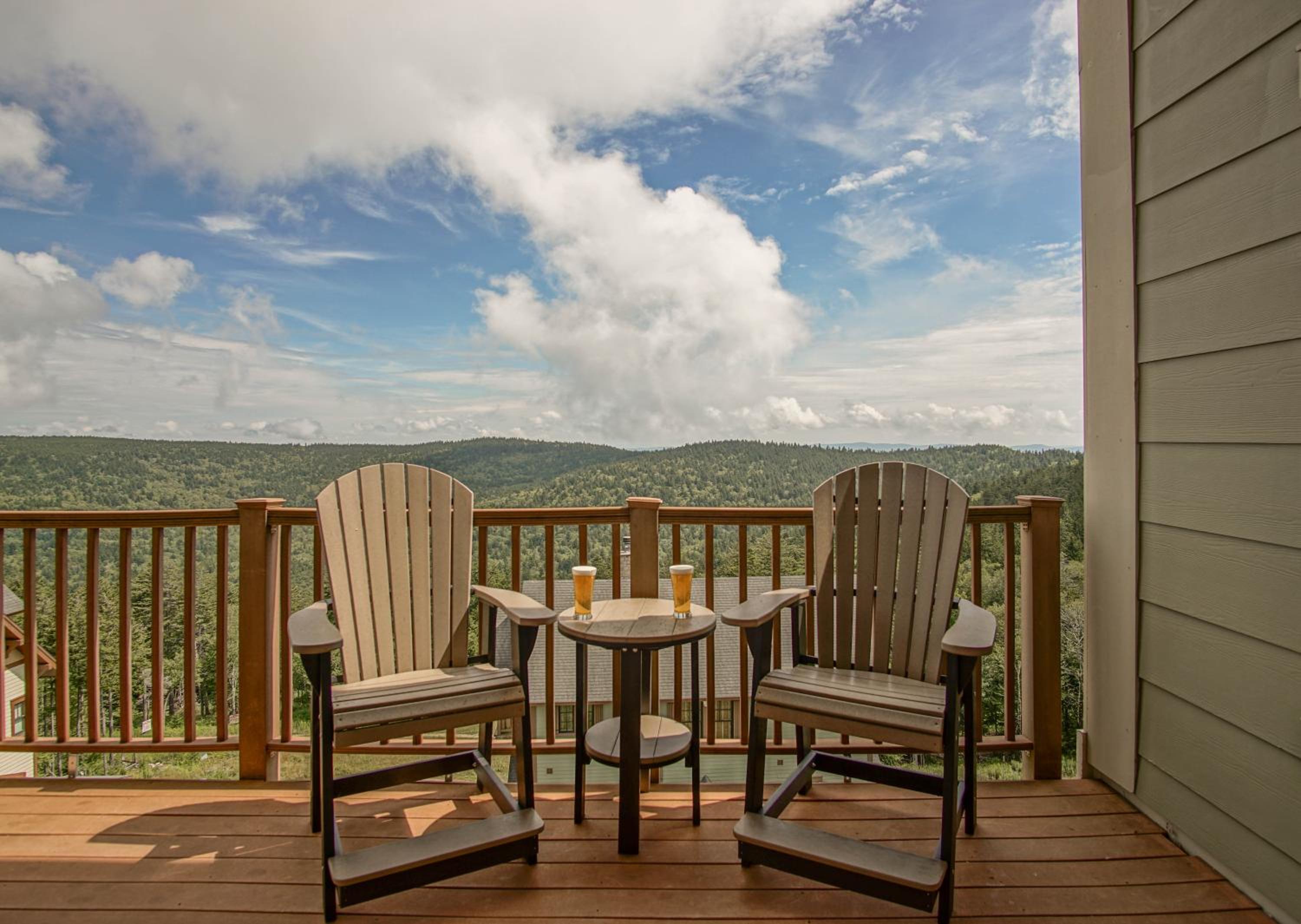 3 bedroom, 2 Full Baths, Slope Side Outdoor Hot Tubs on Site Ski Lift overlook