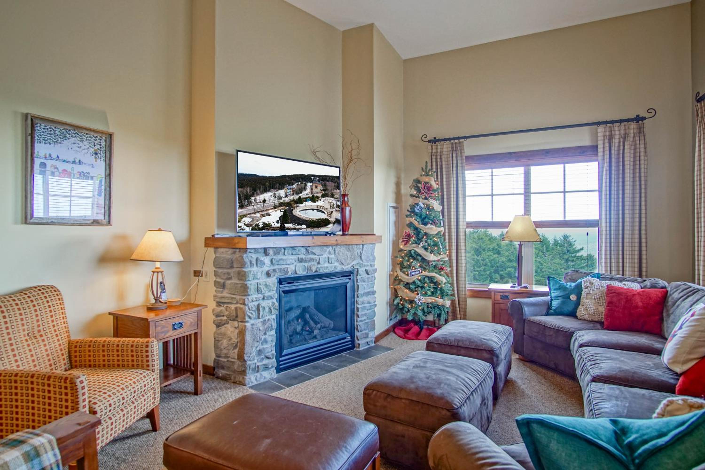3 bedroom, 2 Full Baths, Slope Side Outdoor Hot Tubs on Site Ski Lift overlook