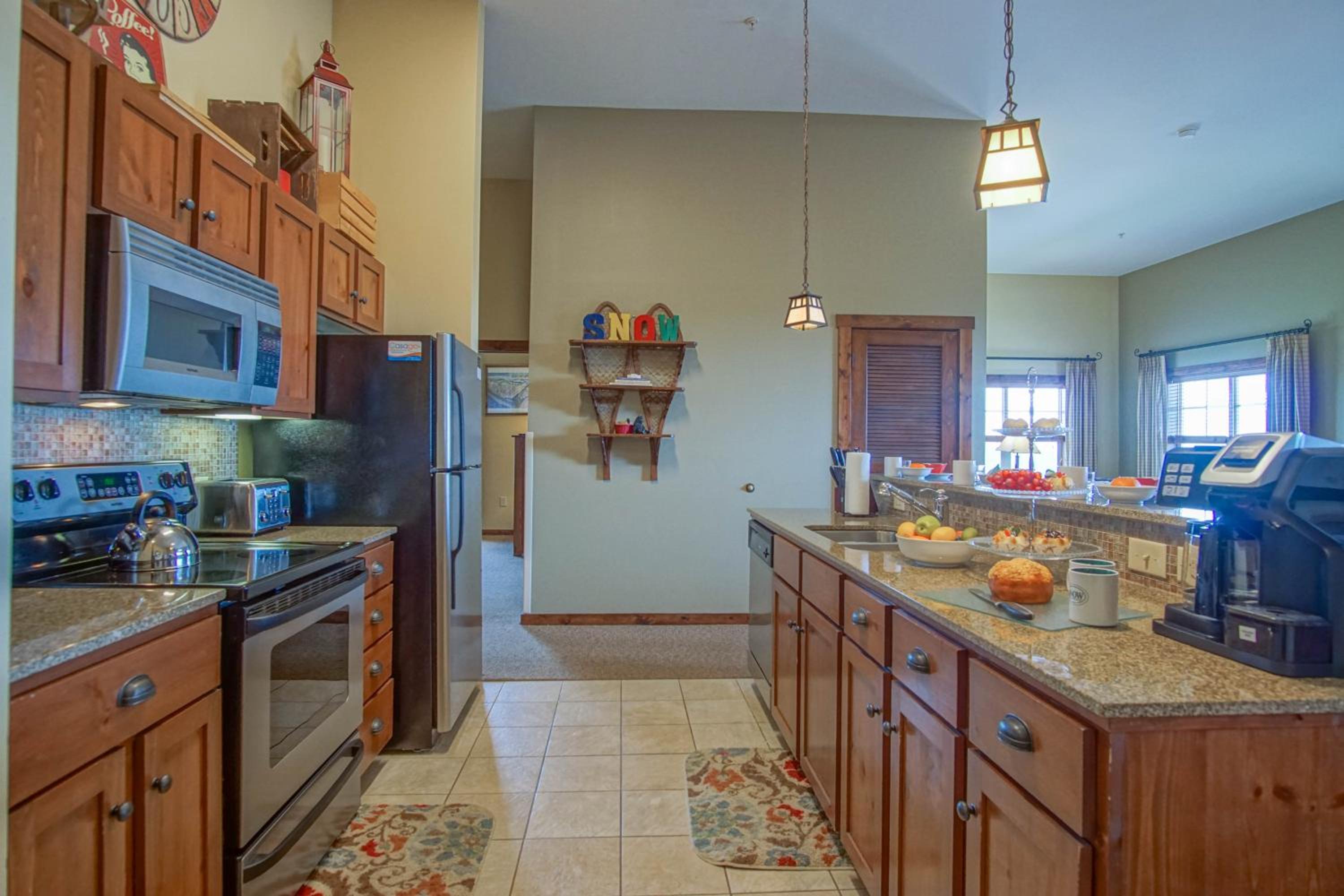 3 bedroom, 2 Full Baths, Slope Side Outdoor Hot Tubs on Site Ski Lift overlook