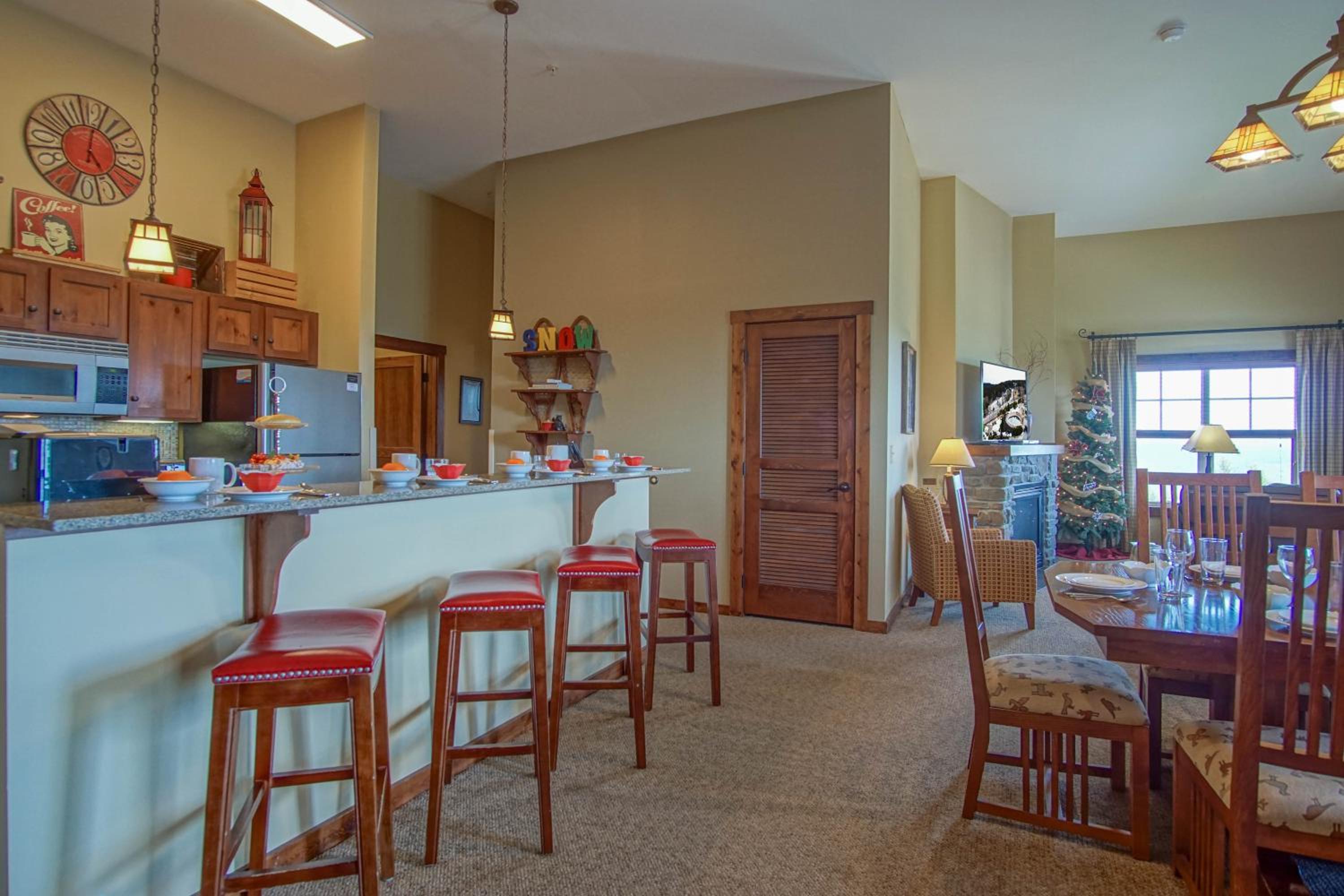 3 bedroom, 2 Full Baths, Slope Side Outdoor Hot Tubs on Site Ski Lift overlook