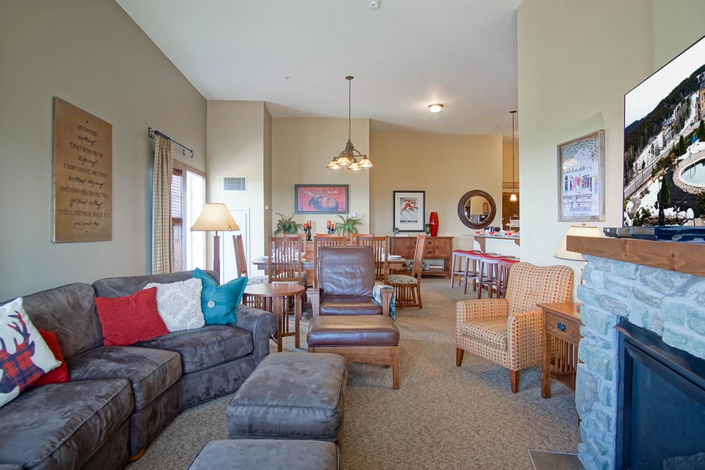 3 bedroom, 2 Full Baths, Slope Side Outdoor Hot Tubs on Site Ski Lift overlook