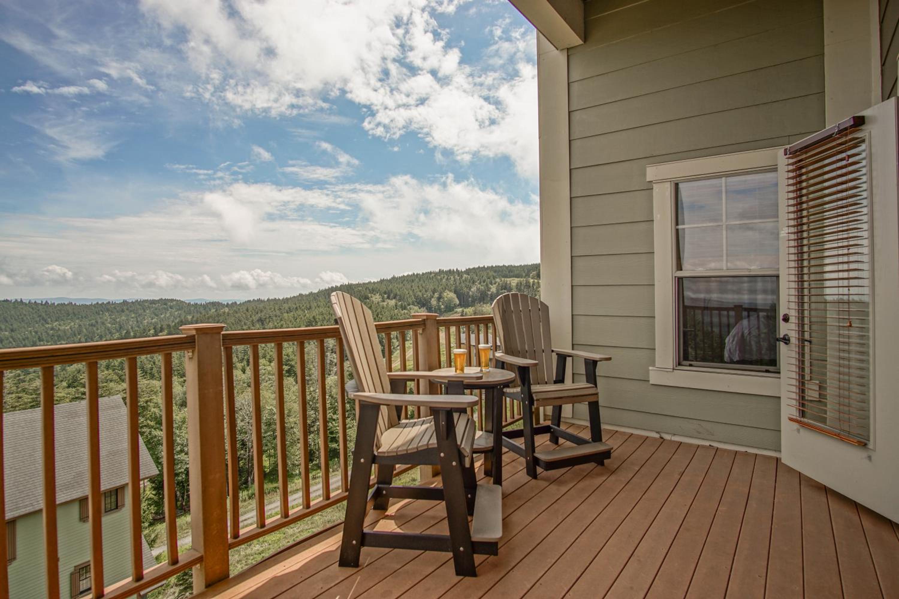 3 bedroom, 2 Full Baths, Slope Side Outdoor Hot Tubs on Site Ski Lift overlook