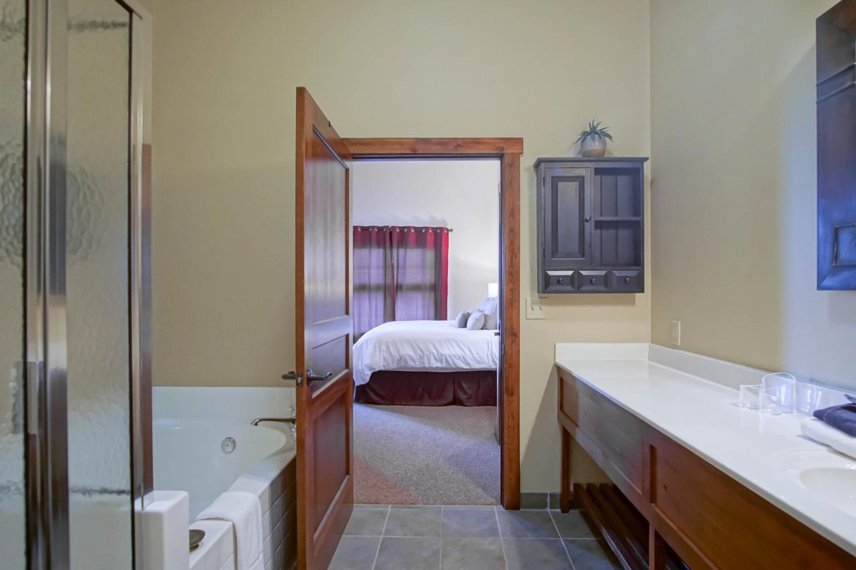 3 bedroom, 2 Full Baths, Slope Side Outdoor Hot Tubs on Site Ski Lift overlook