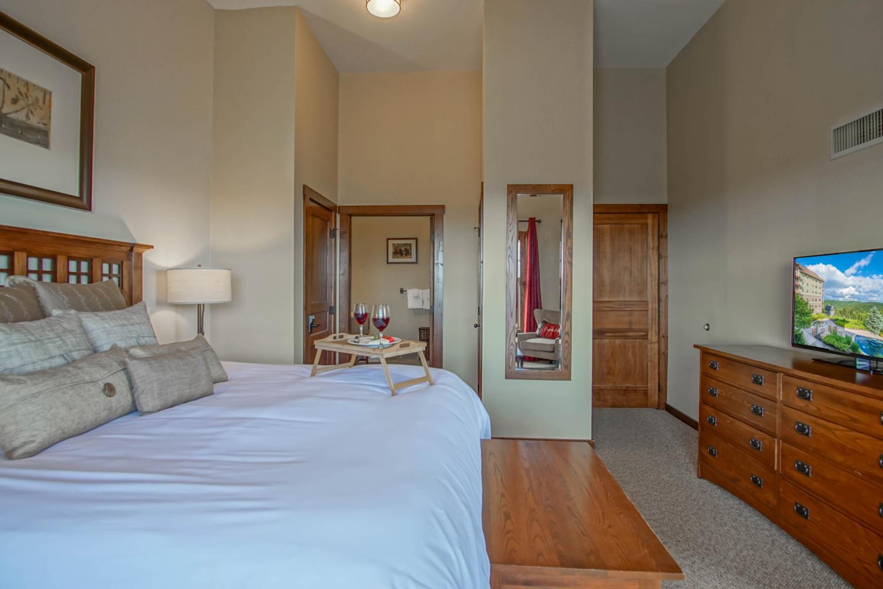 3 bedroom, 2 Full Baths, Slope Side Outdoor Hot Tubs on Site Ski Lift overlook