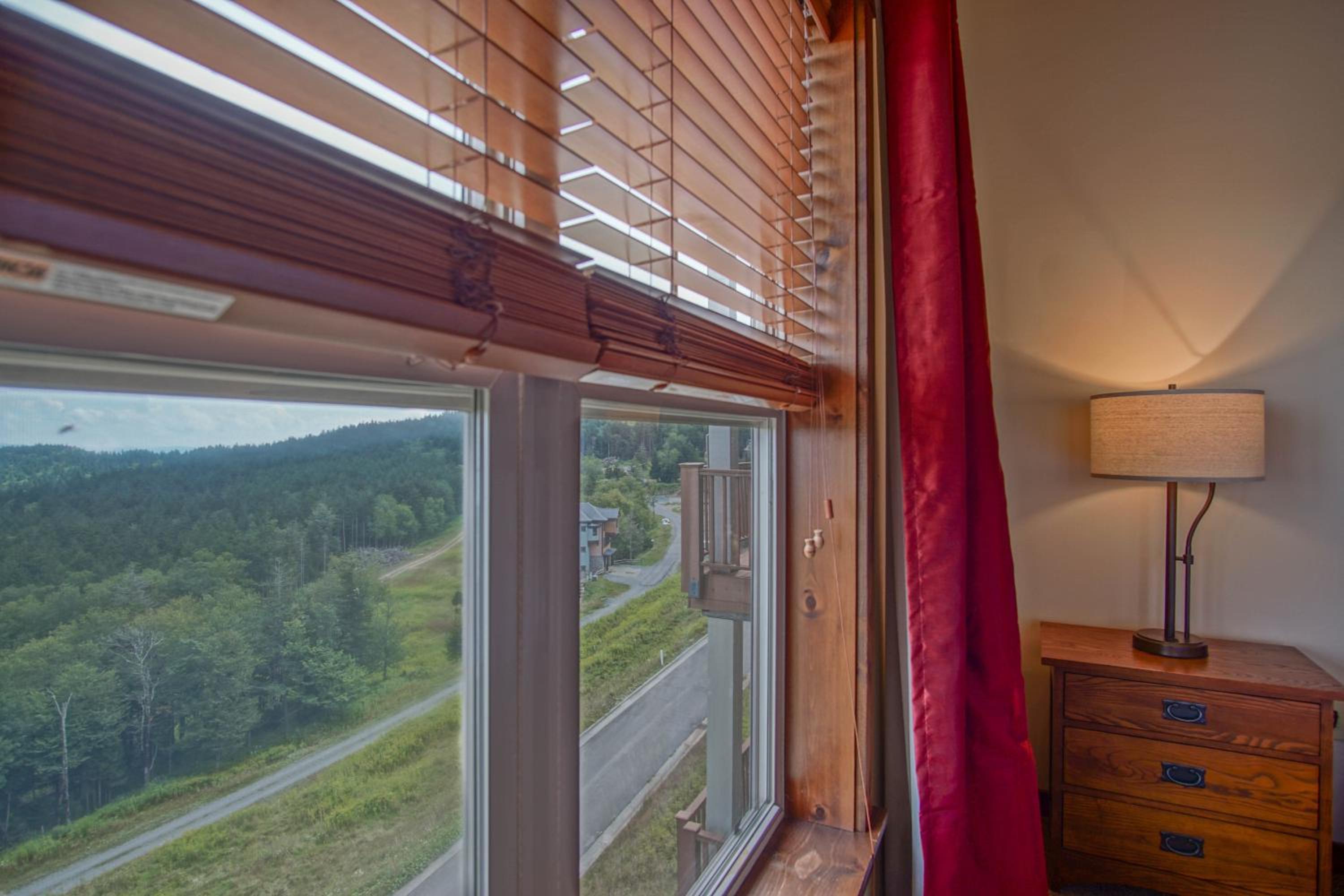 3 bedroom, 2 Full Baths, Slope Side Outdoor Hot Tubs on Site Ski Lift overlook