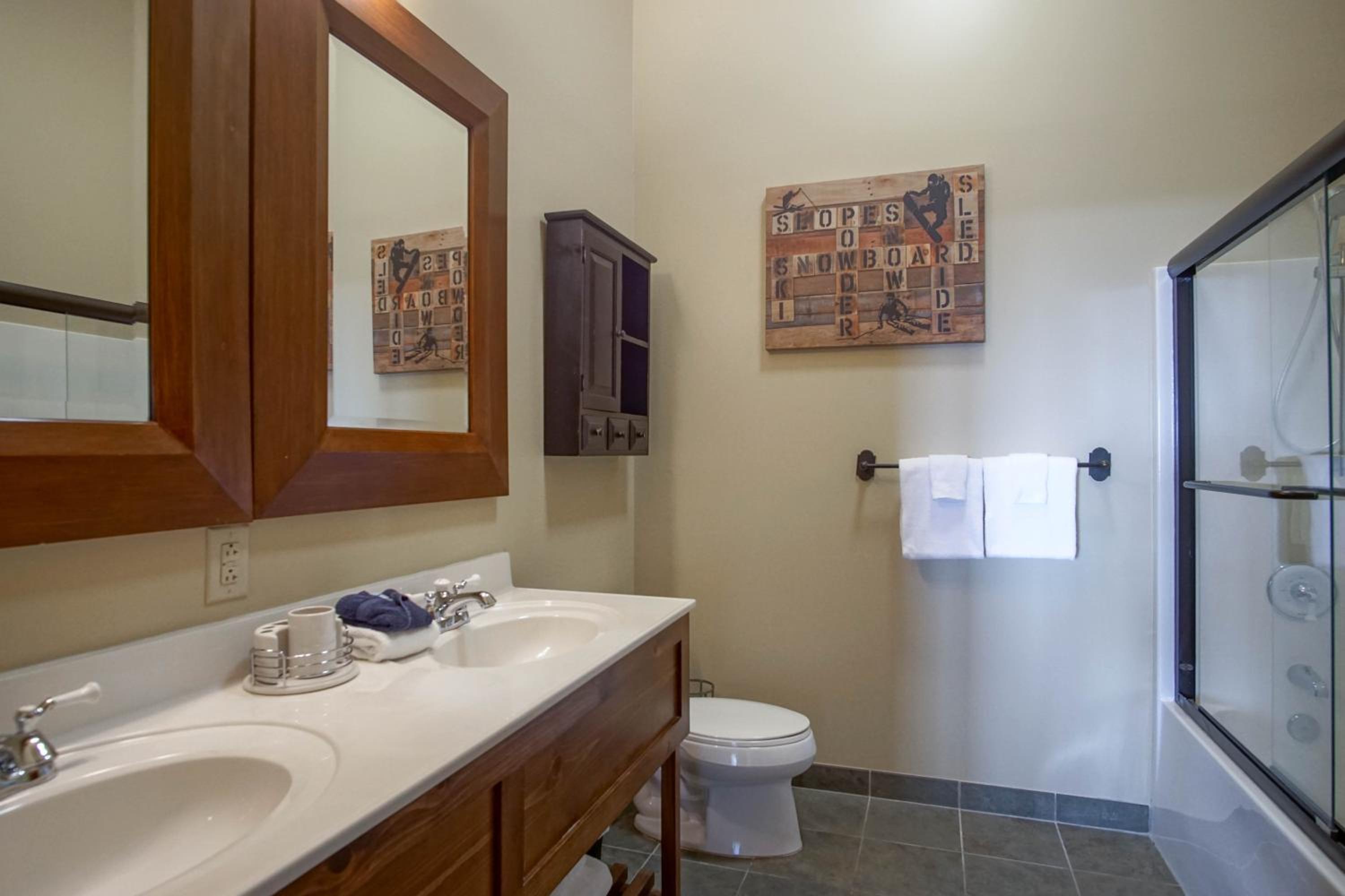 3 bedroom, 2 Full Baths, Slope Side Outdoor Hot Tubs on Site Ski Lift overlook