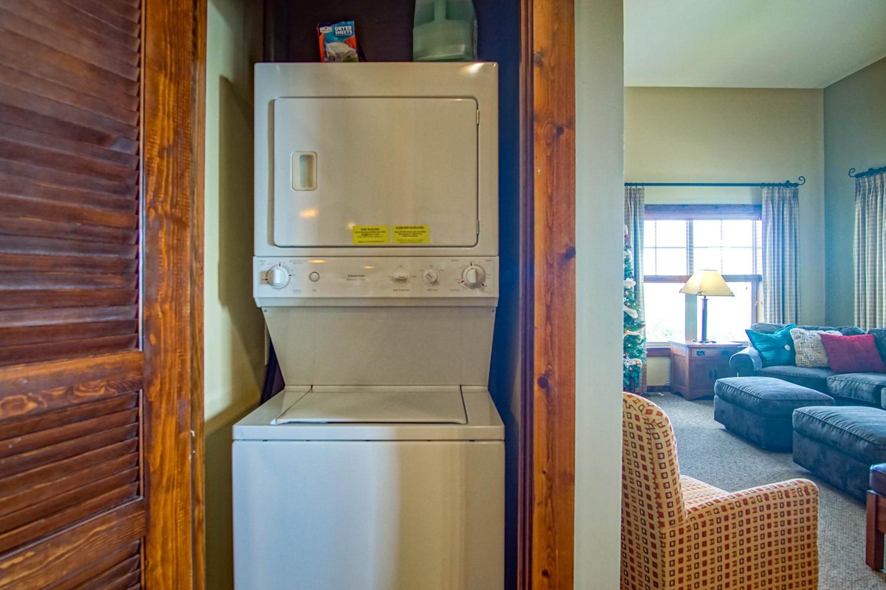 3 bedroom, 2 Full Baths, Slope Side Outdoor Hot Tubs on Site Ski Lift overlook