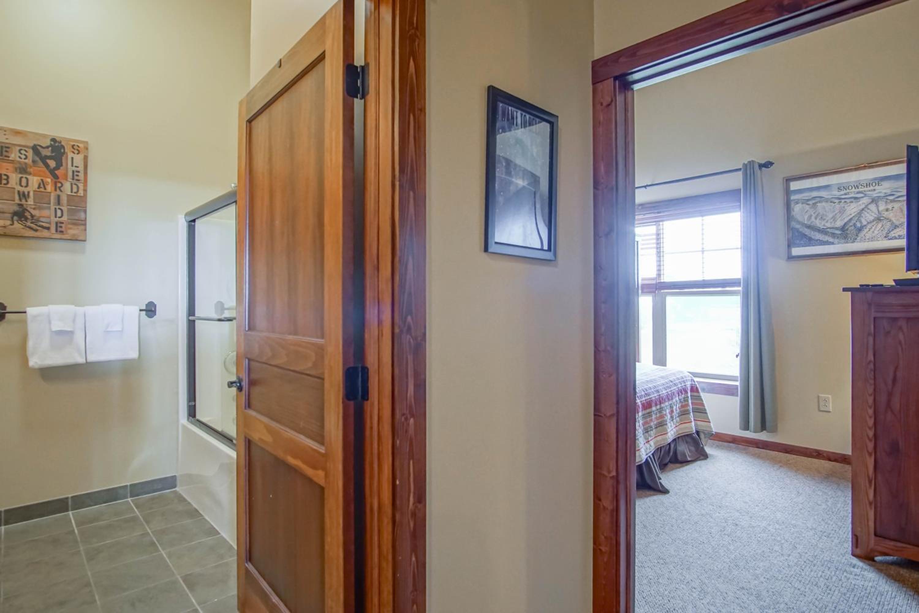 3 bedroom, 2 Full Baths, Slope Side Outdoor Hot Tubs on Site Ski Lift overlook