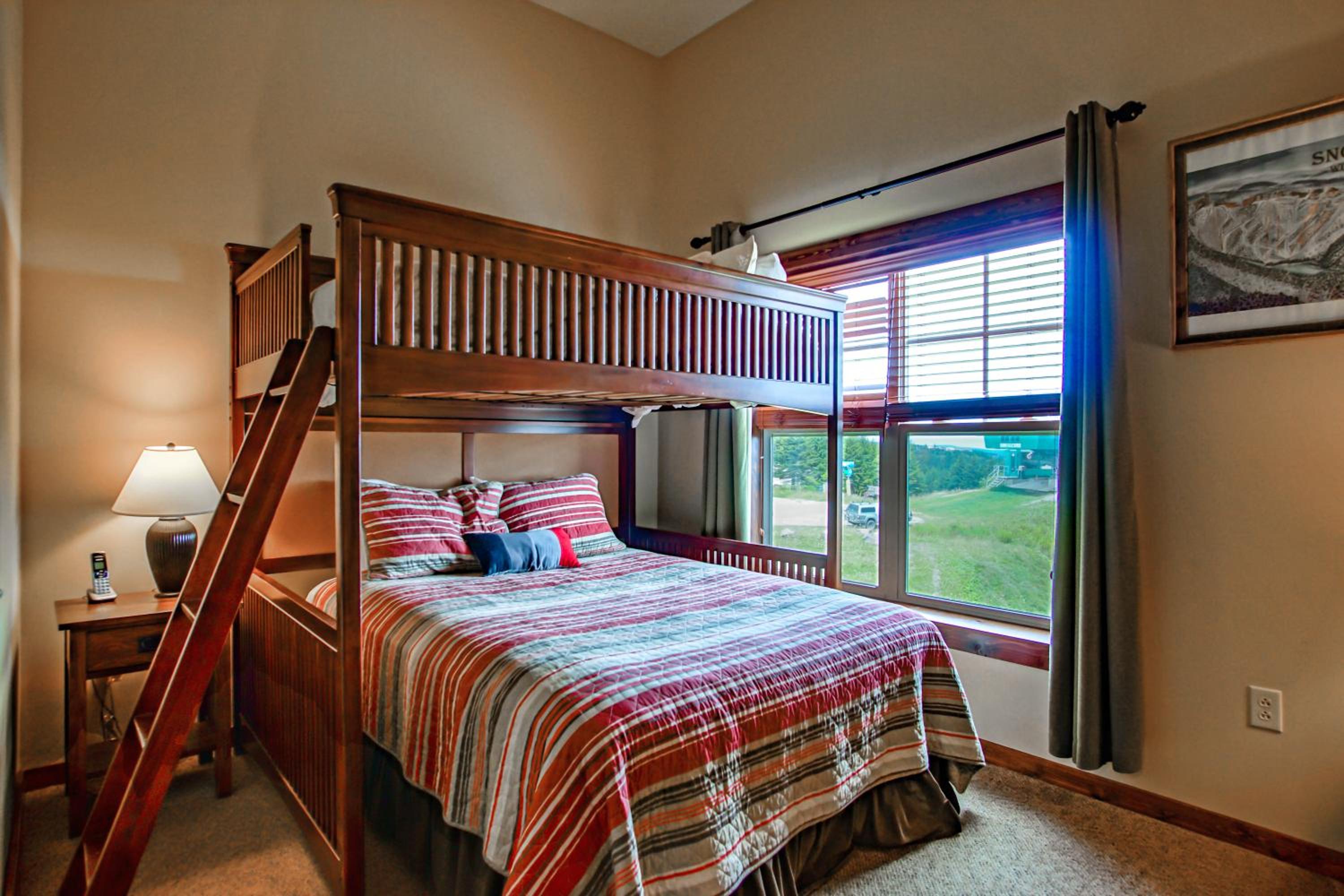 3 bedroom, 2 Full Baths, Slope Side Outdoor Hot Tubs on Site Ski Lift overlook