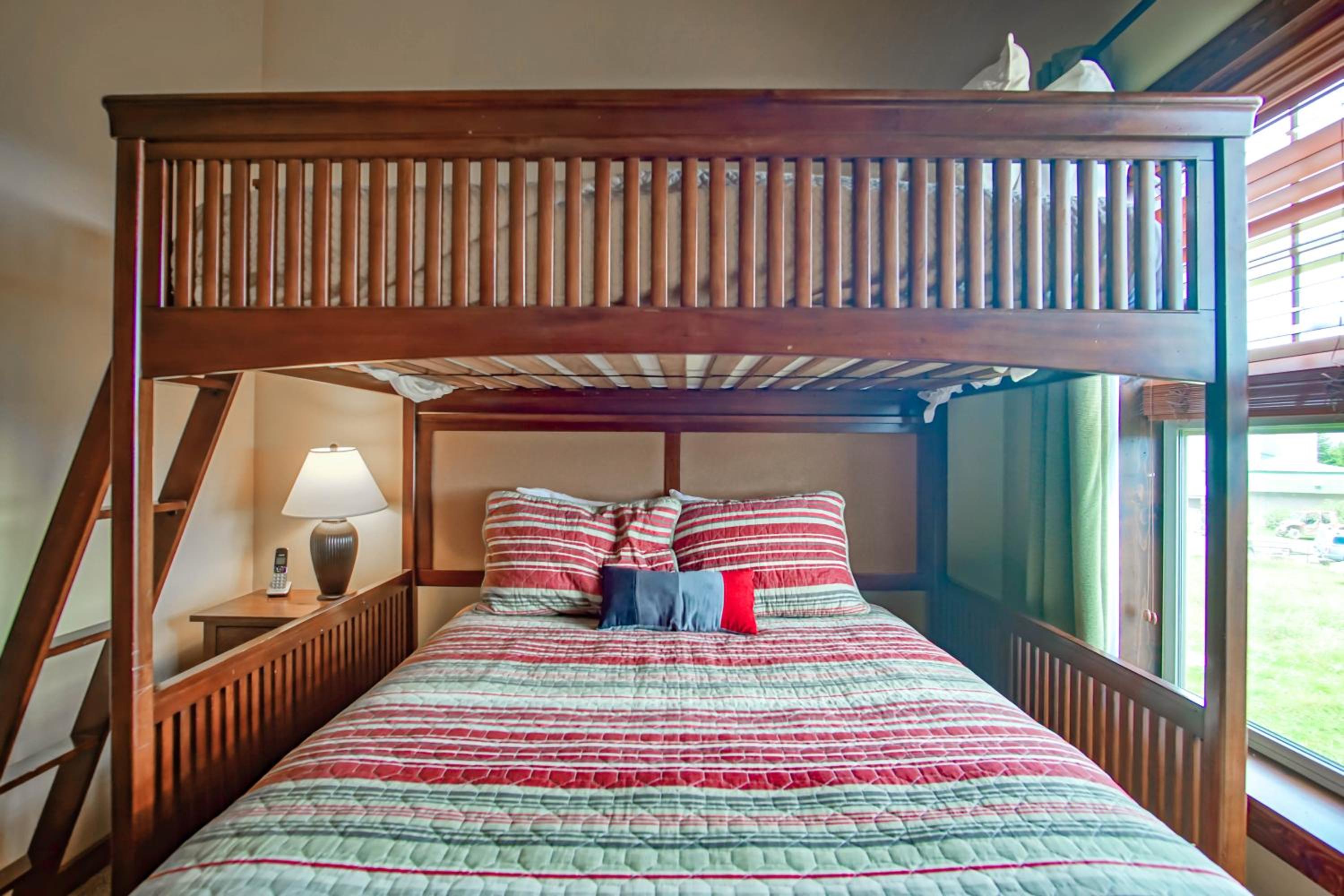 3 bedroom, 2 Full Baths, Slope Side Outdoor Hot Tubs on Site Ski Lift overlook