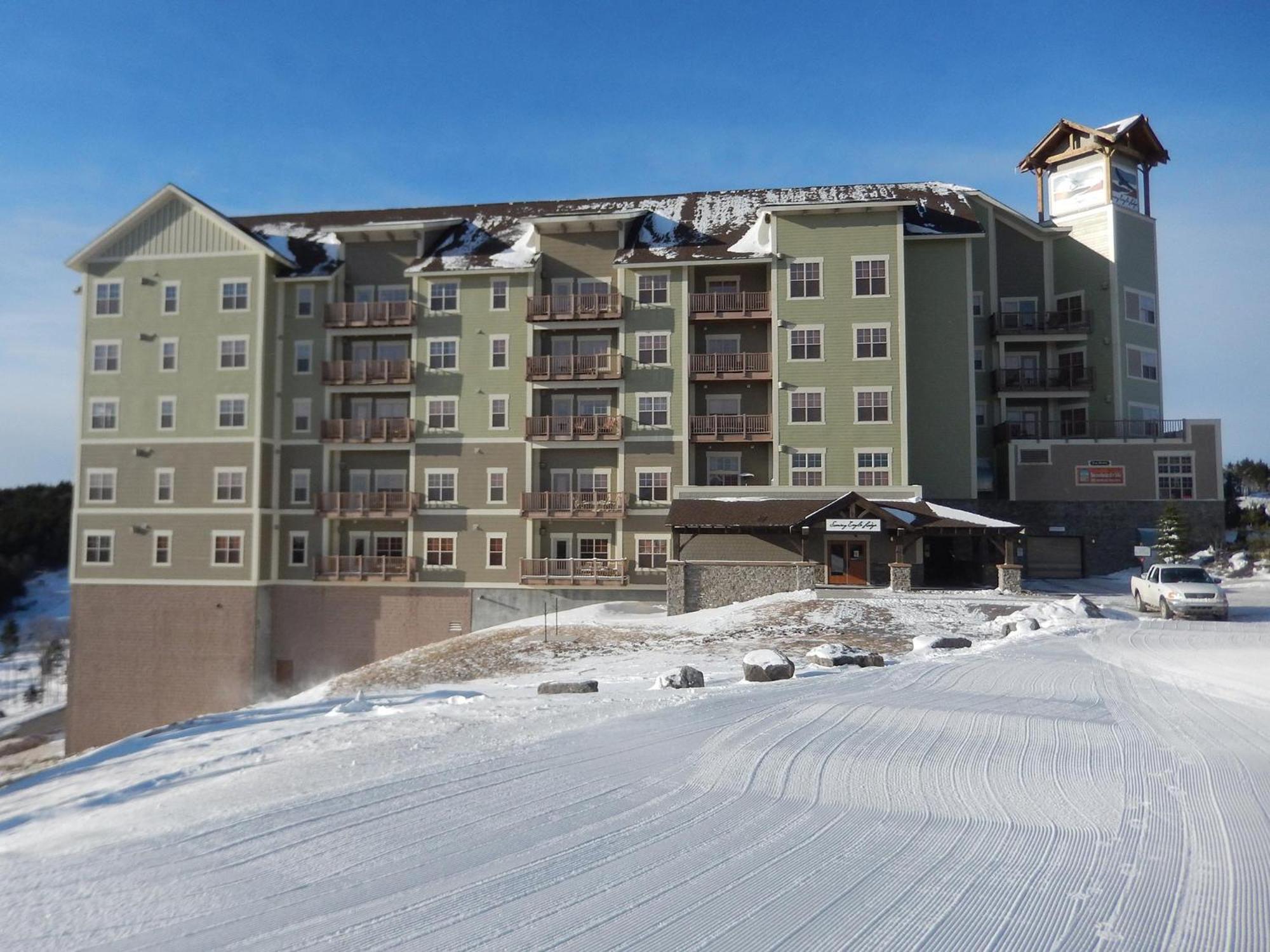 3 bedroom, 2 Full Baths, Slope Side Outdoor Hot Tubs on Site Ski Lift overlook