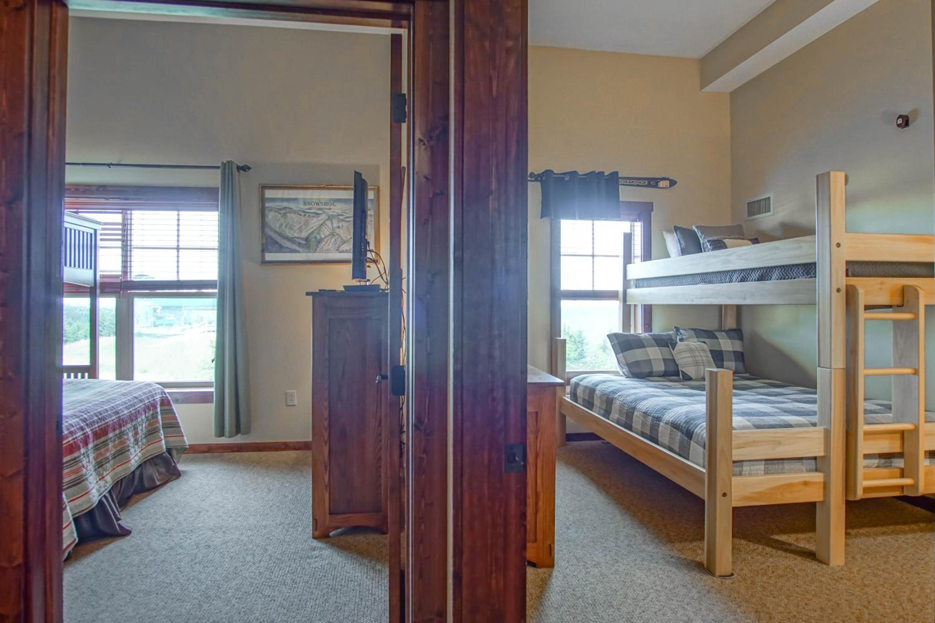 3 bedroom, 2 Full Baths, Slope Side Outdoor Hot Tubs on Site Ski Lift overlook