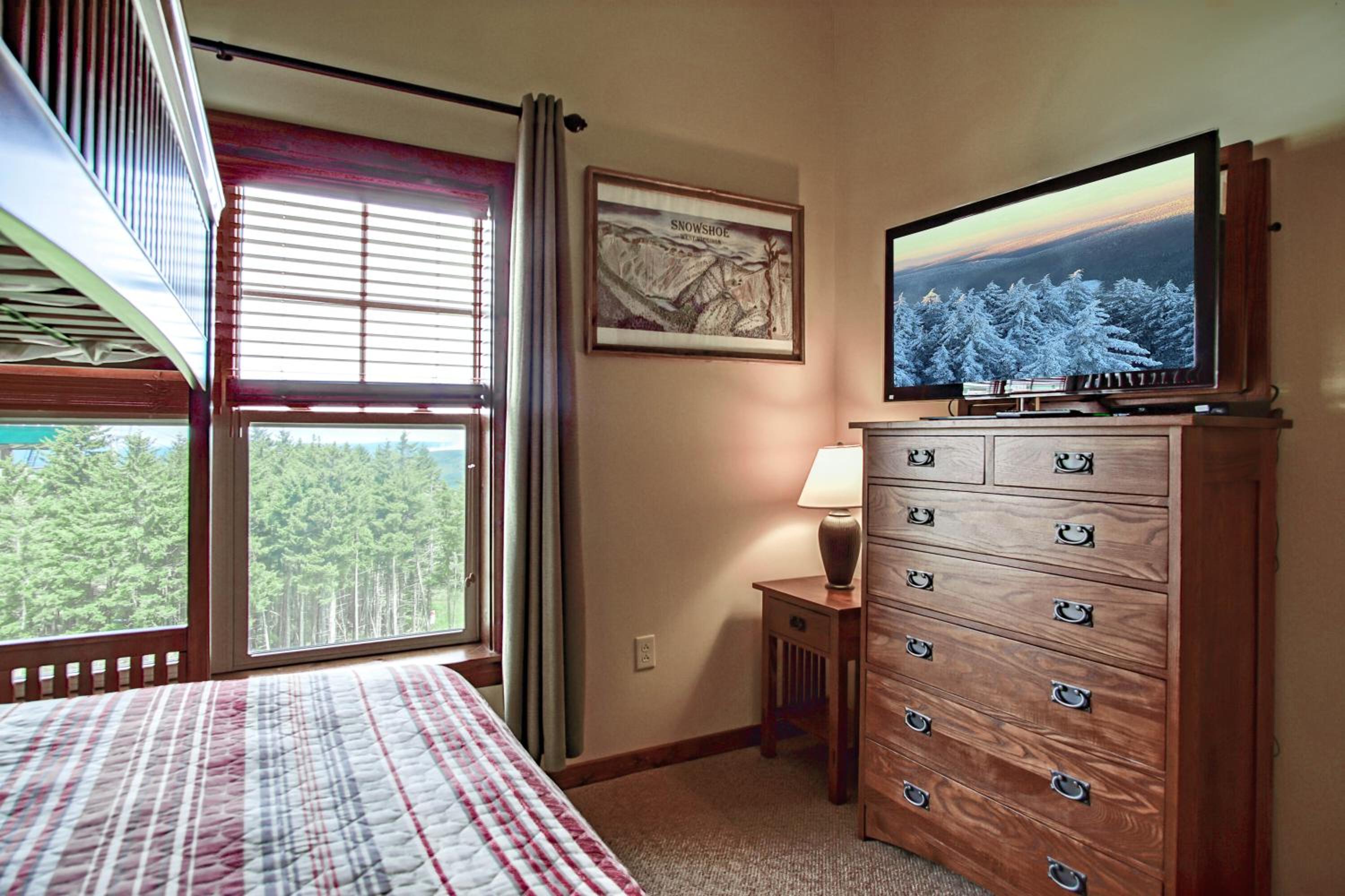 3 bedroom, 2 Full Baths, Slope Side Outdoor Hot Tubs on Site Ski Lift overlook