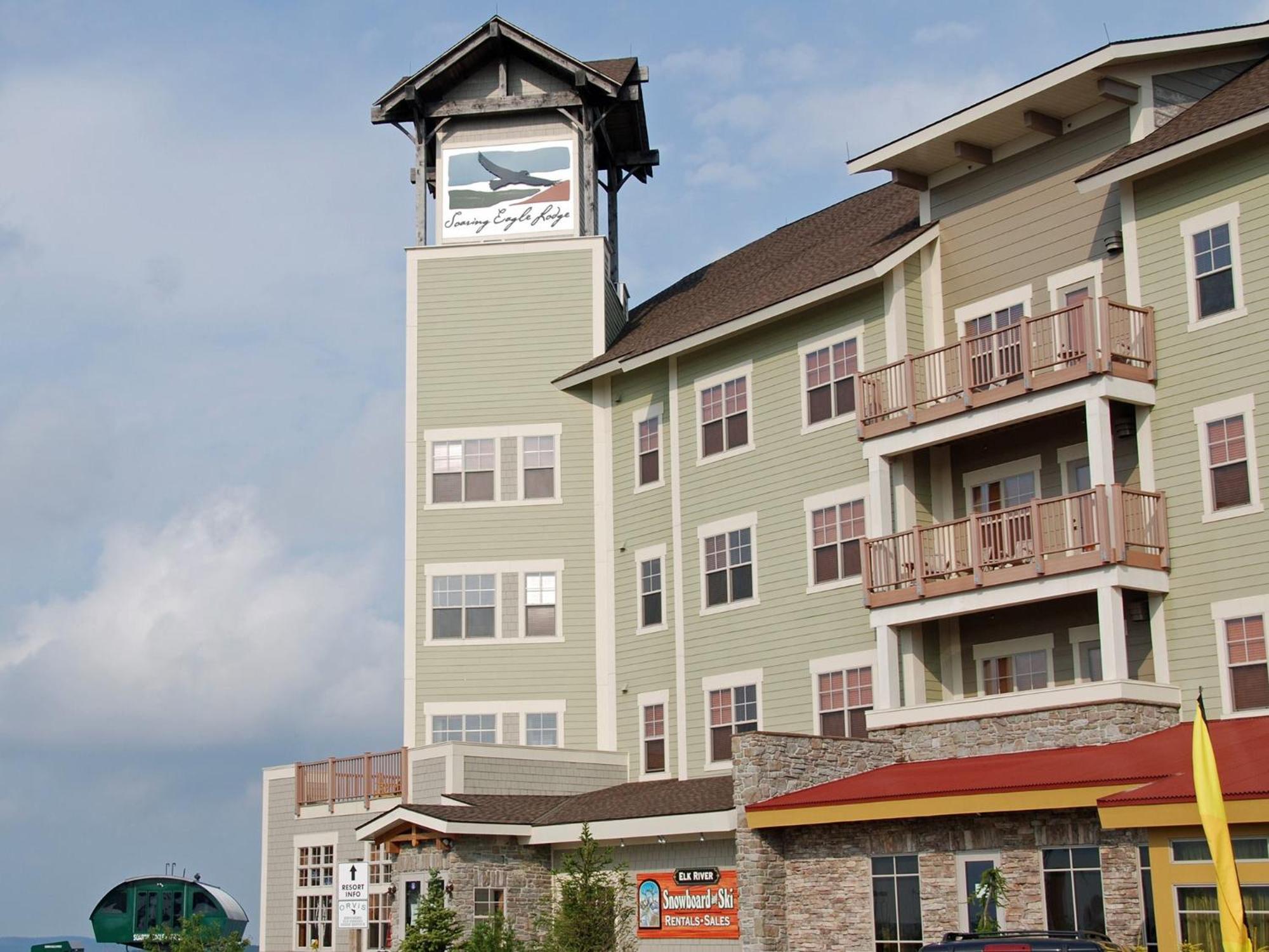 3 bedroom, 2 Full Baths, Slope Side Outdoor Hot Tubs on Site Ski Lift overlook