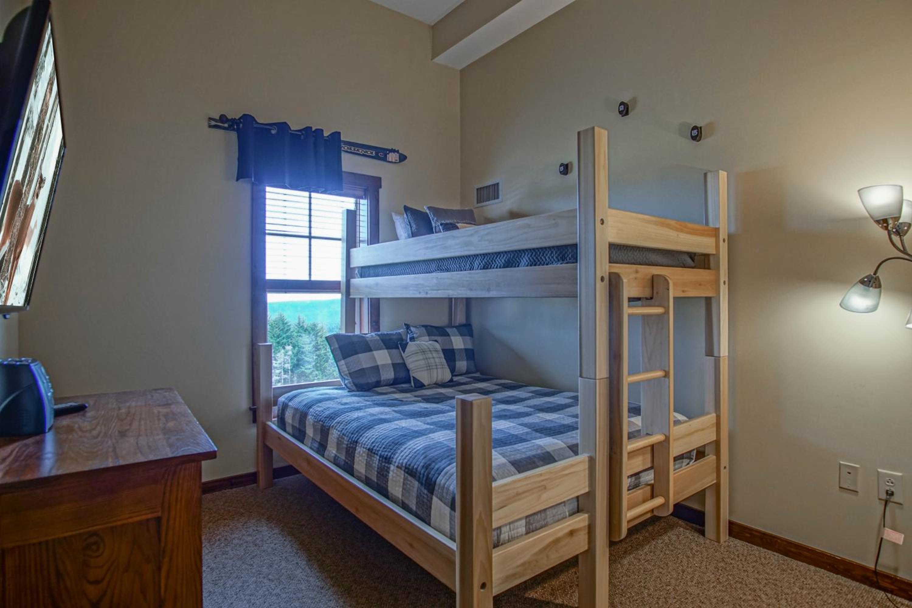 3 bedroom, 2 Full Baths, Slope Side Outdoor Hot Tubs on Site Ski Lift overlook