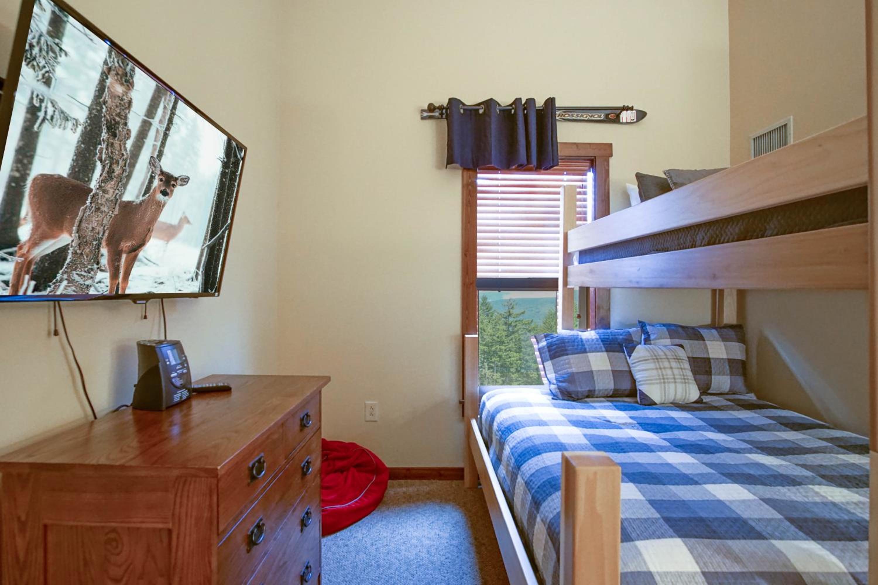 3 bedroom, 2 Full Baths, Slope Side Outdoor Hot Tubs on Site Ski Lift overlook