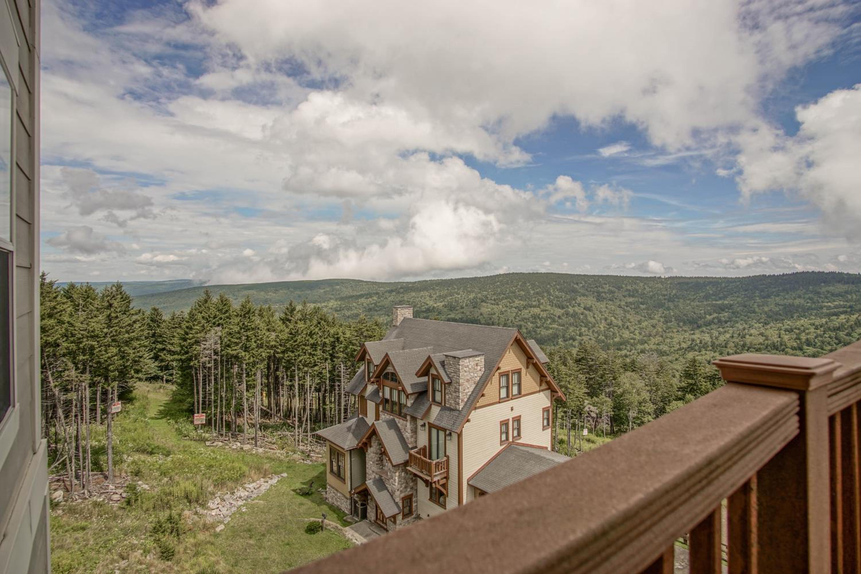 3 bedroom, 2 Full Baths, Slope Side Outdoor Hot Tubs on Site Ski Lift overlook
