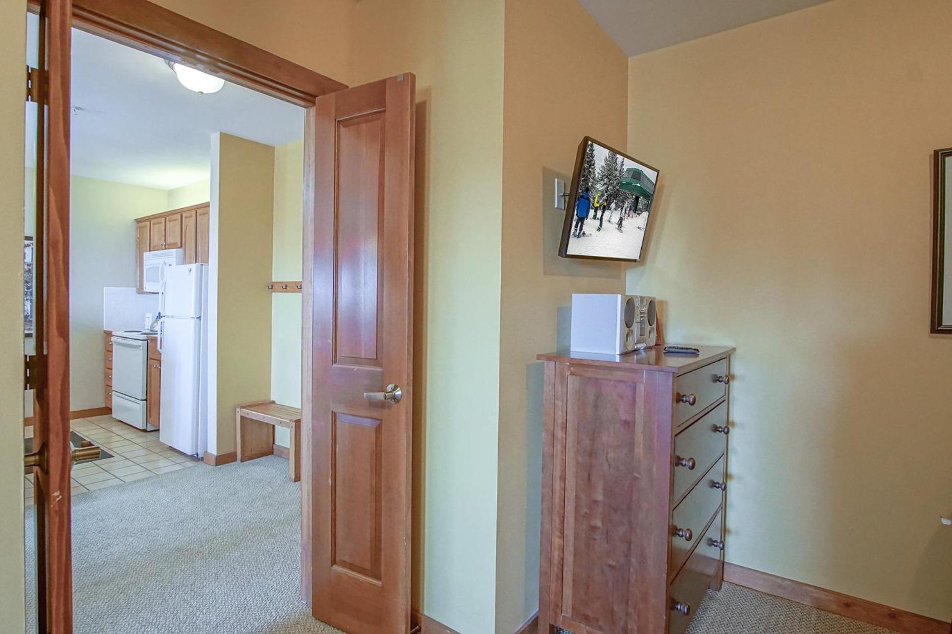 Allegheny Springs 140 Ground Level, slope side, Snowshoe Resort Village Center 2 Bedroom Plus Den
