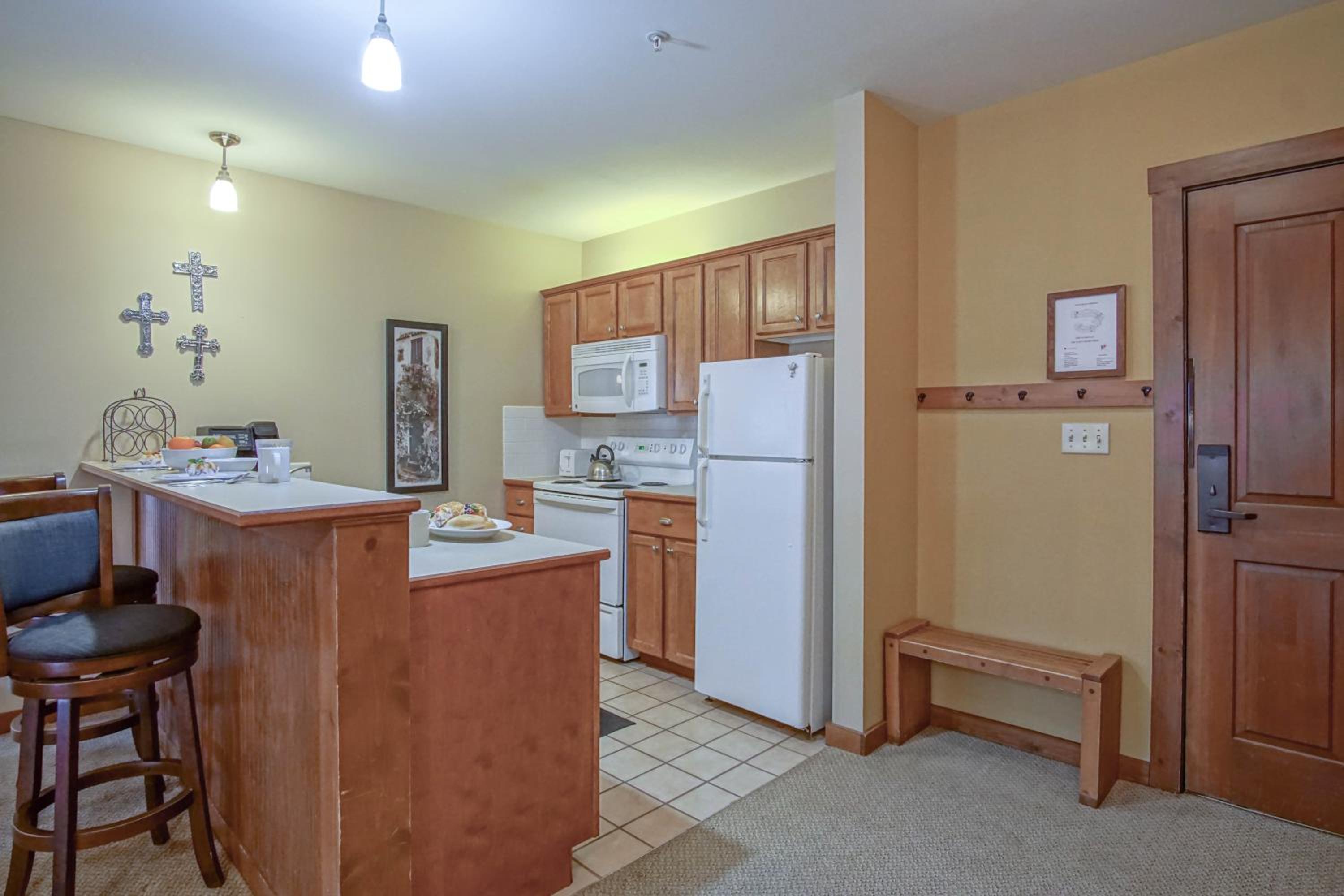 Allegheny Springs 140 Ground Level, slope side, Snowshoe Resort Village Center 2 Bedroom Plus Den