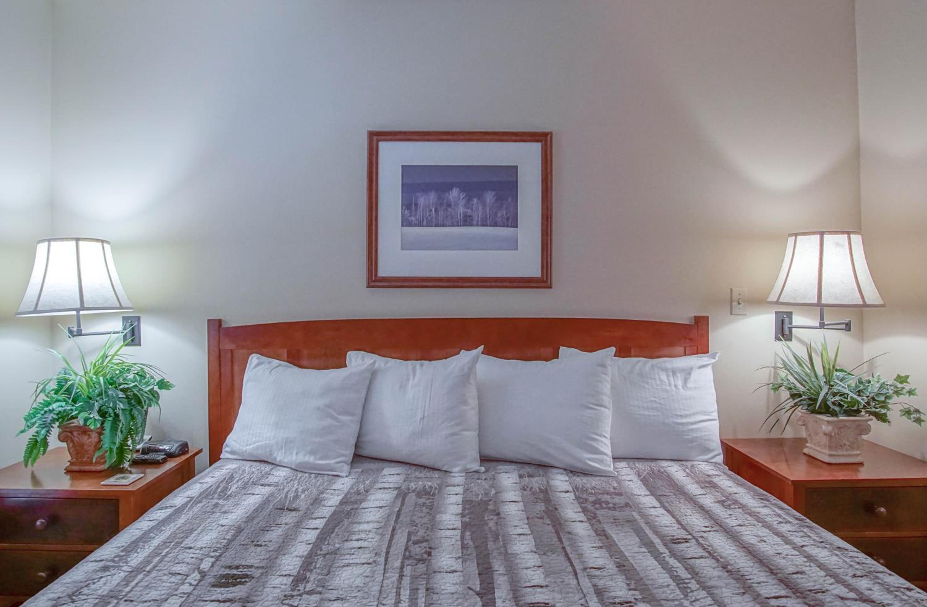Allegheny Springs 140 Ground Level, slope side, Snowshoe Resort Village Center 2 Bedroom Plus Den