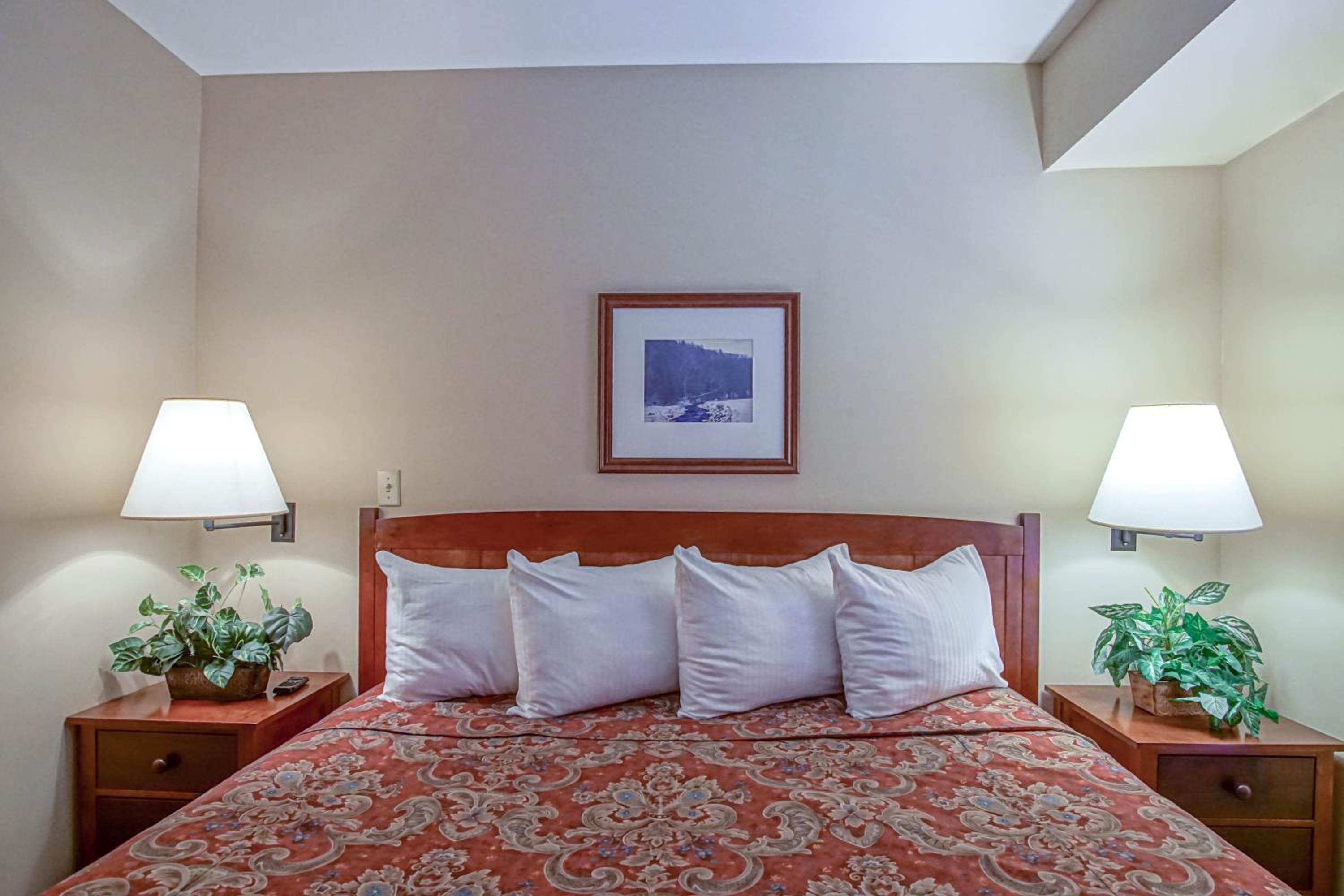 Allegheny Springs 140 Ground Level, slope side, Snowshoe Resort Village Center 2 Bedroom Plus Den