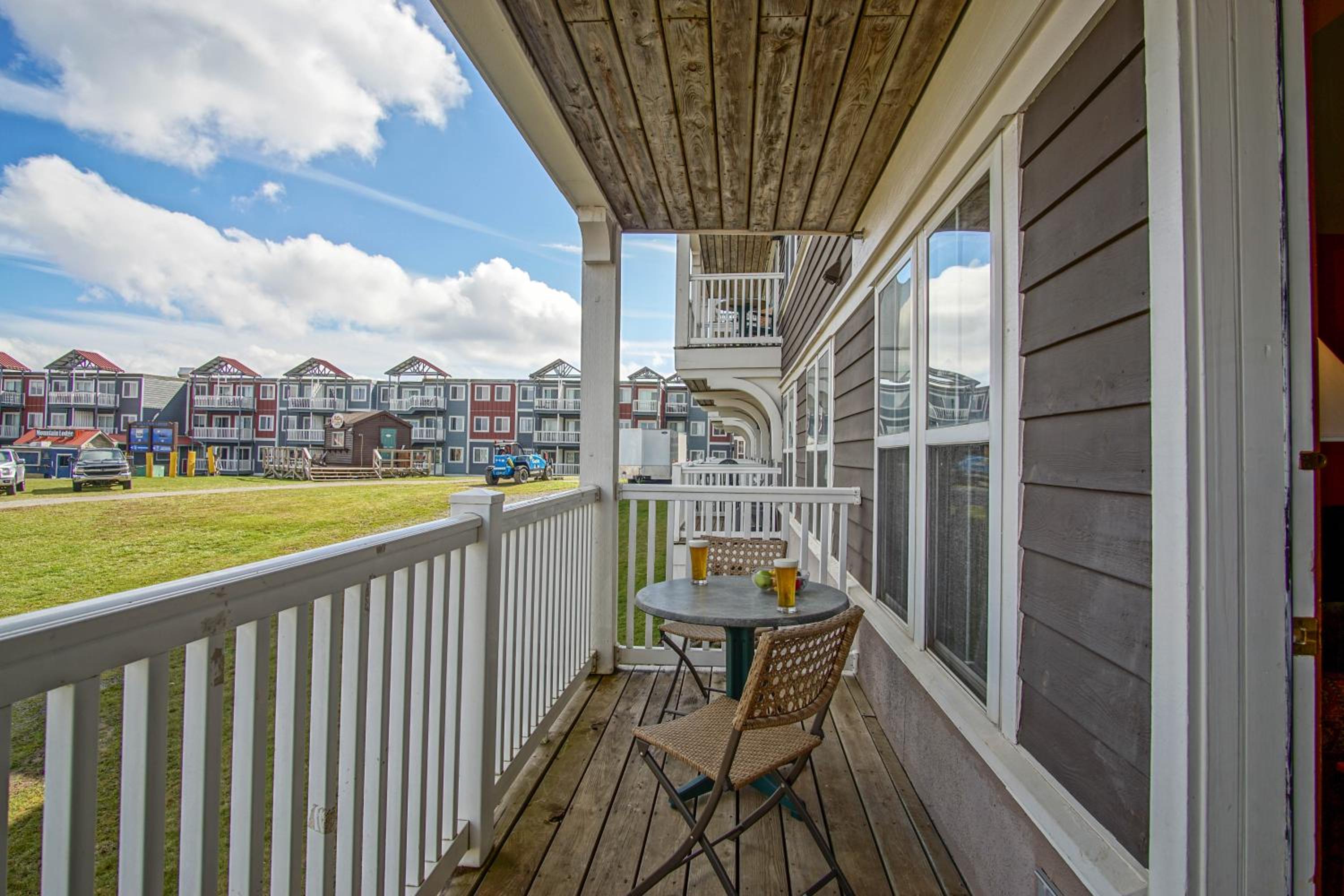 Allegheny Springs 140 Ground Level, slope side, Snowshoe Resort Village Center 2 Bedroom Plus Den