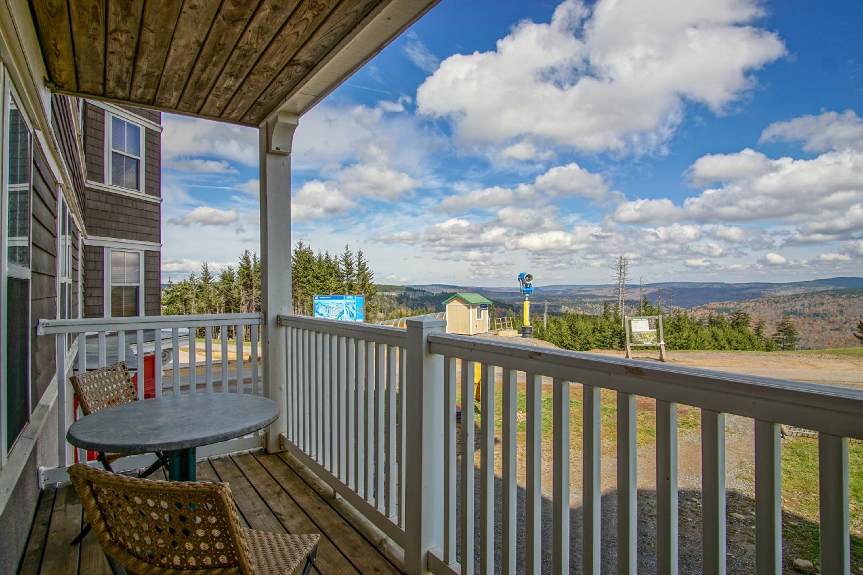 Allegheny Springs 140 Ground Level, slope side, Snowshoe Resort Village Center 2 Bedroom Plus Den