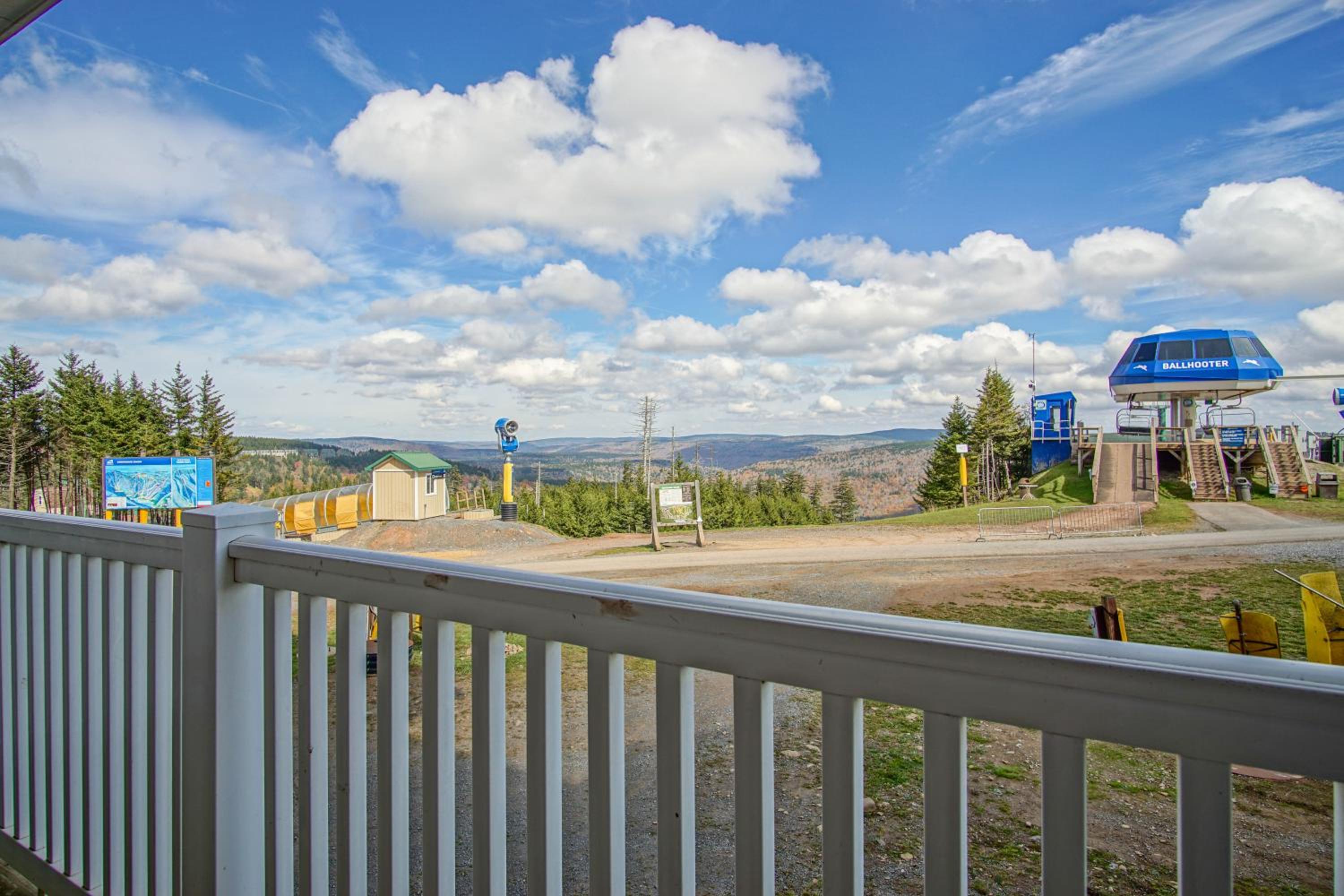 Allegheny Springs 140 Ground Level, slope side, Snowshoe Resort Village Center 2 Bedroom Plus Den