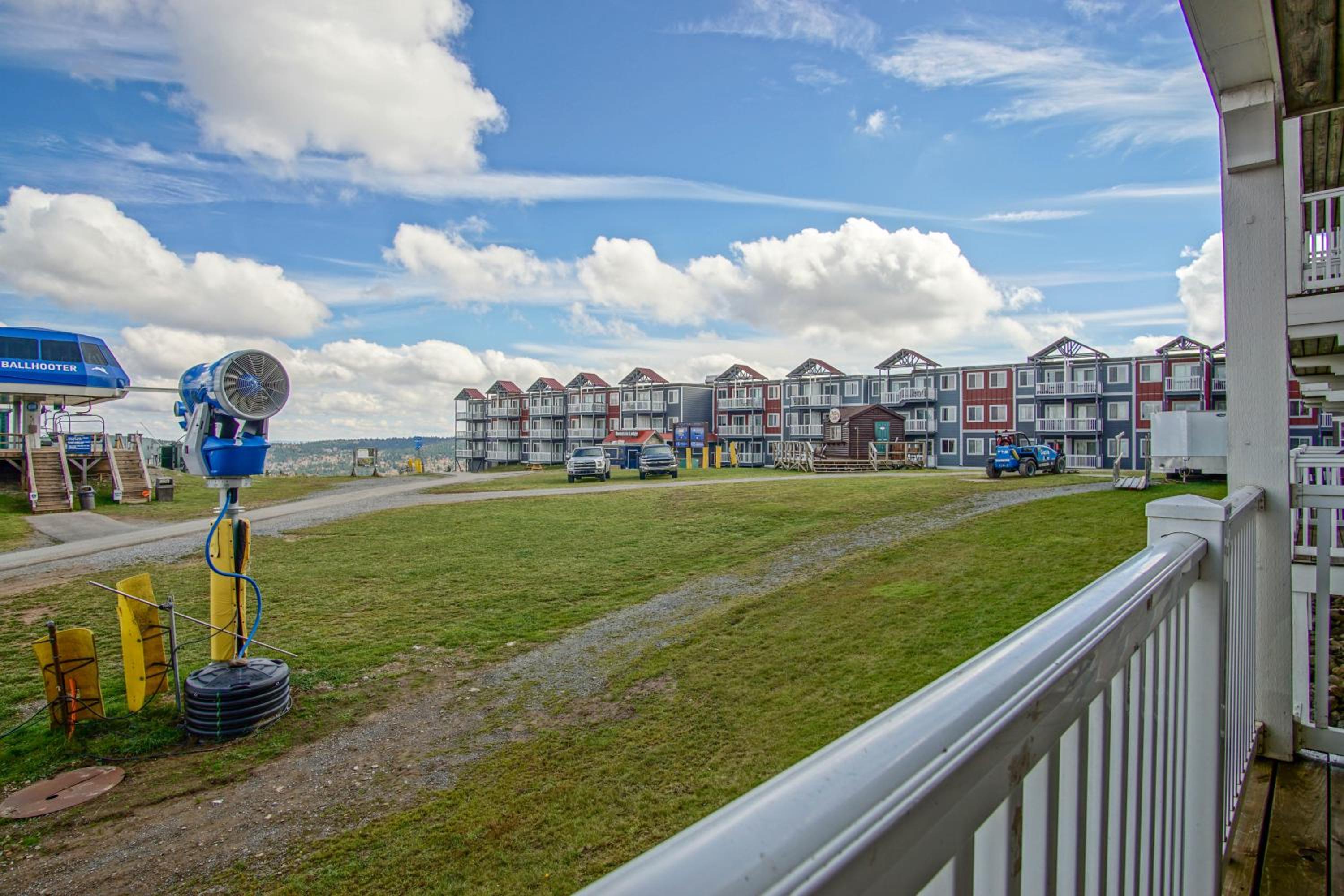 Allegheny Springs 140 Ground Level, slope side, Snowshoe Resort Village Center 2 Bedroom Plus Den