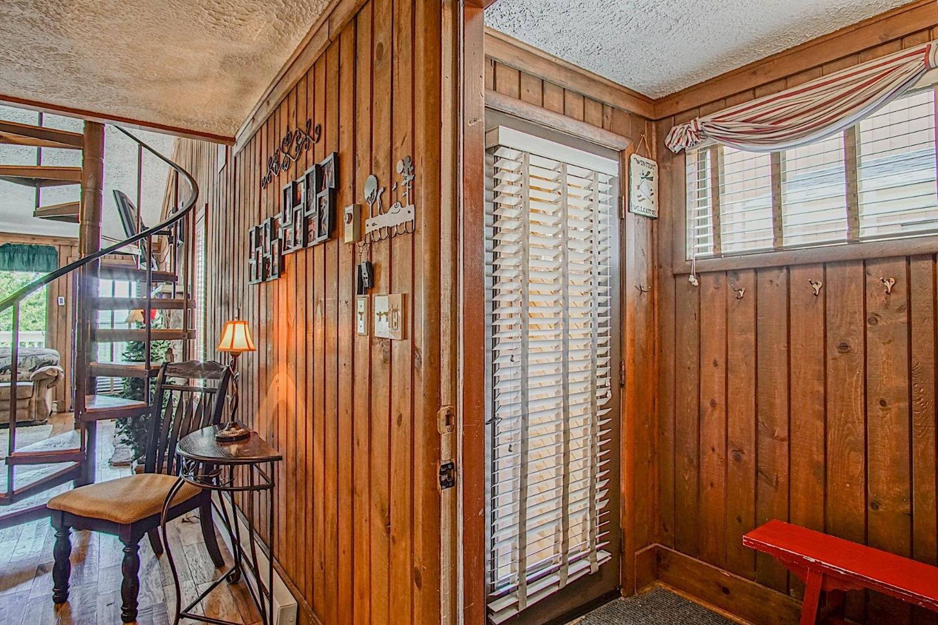 Wabasso 10 Ski Hideaway outside your door 2 Br Spacious Balcony