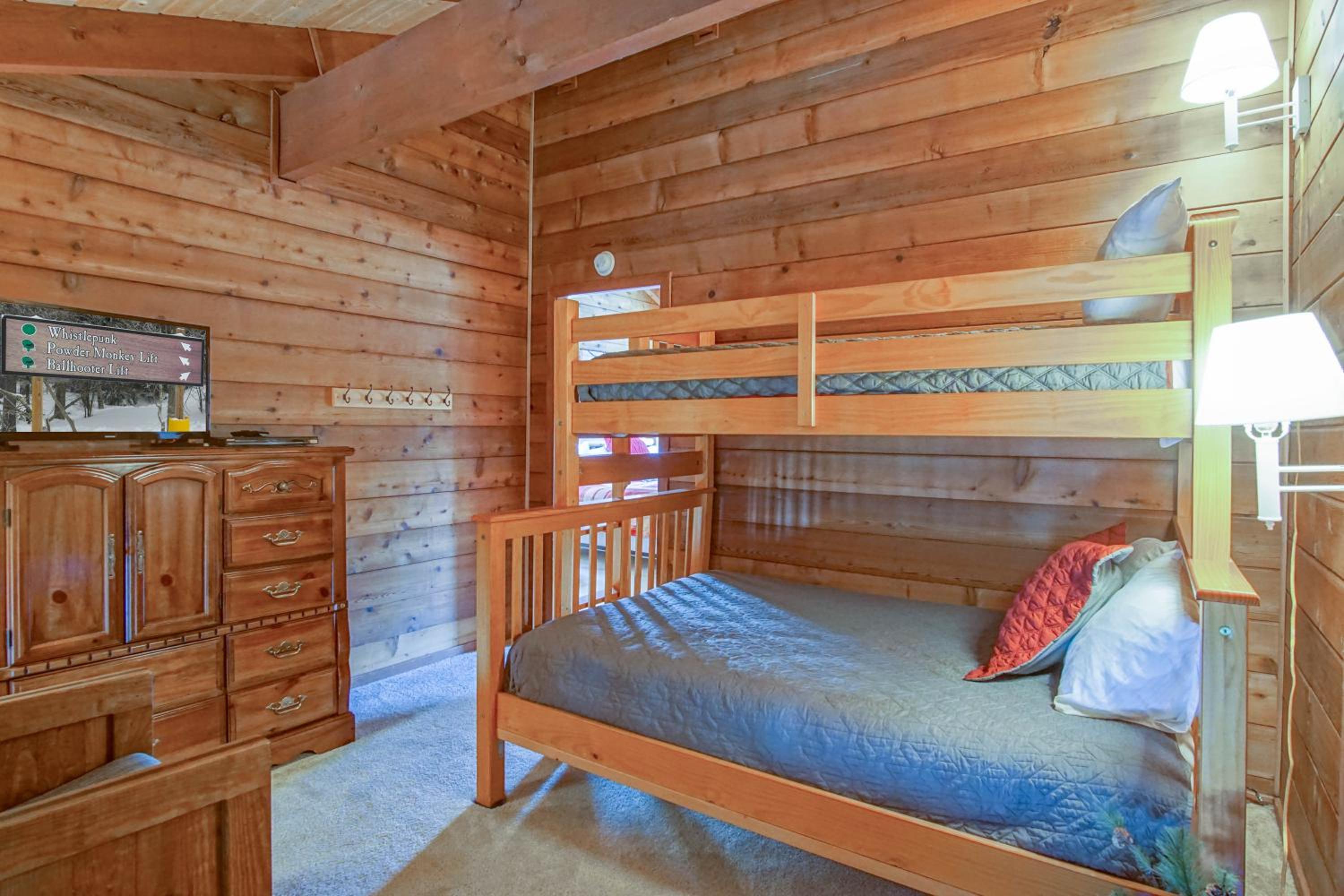 Powder Monkey 4: 2 Bedrooms Plus Sleeping Loft, 2 Full Baths: Slope Side
