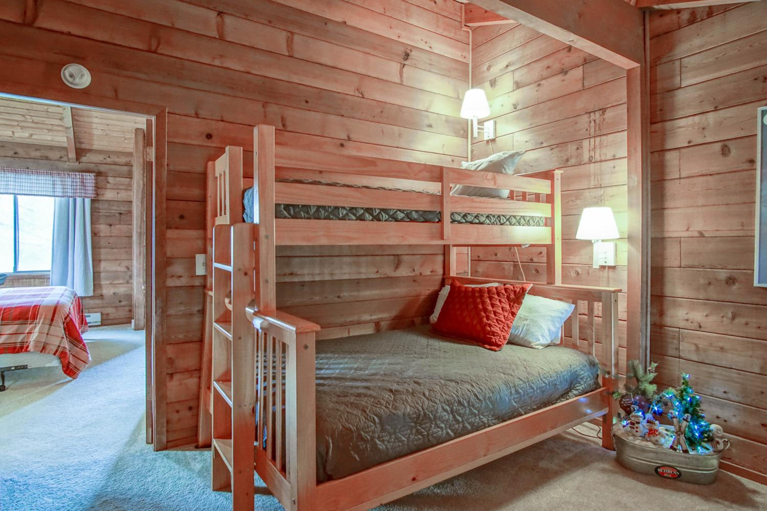 Powder Monkey 4: 2 Bedrooms Plus Sleeping Loft, 2 Full Baths: Slope Side