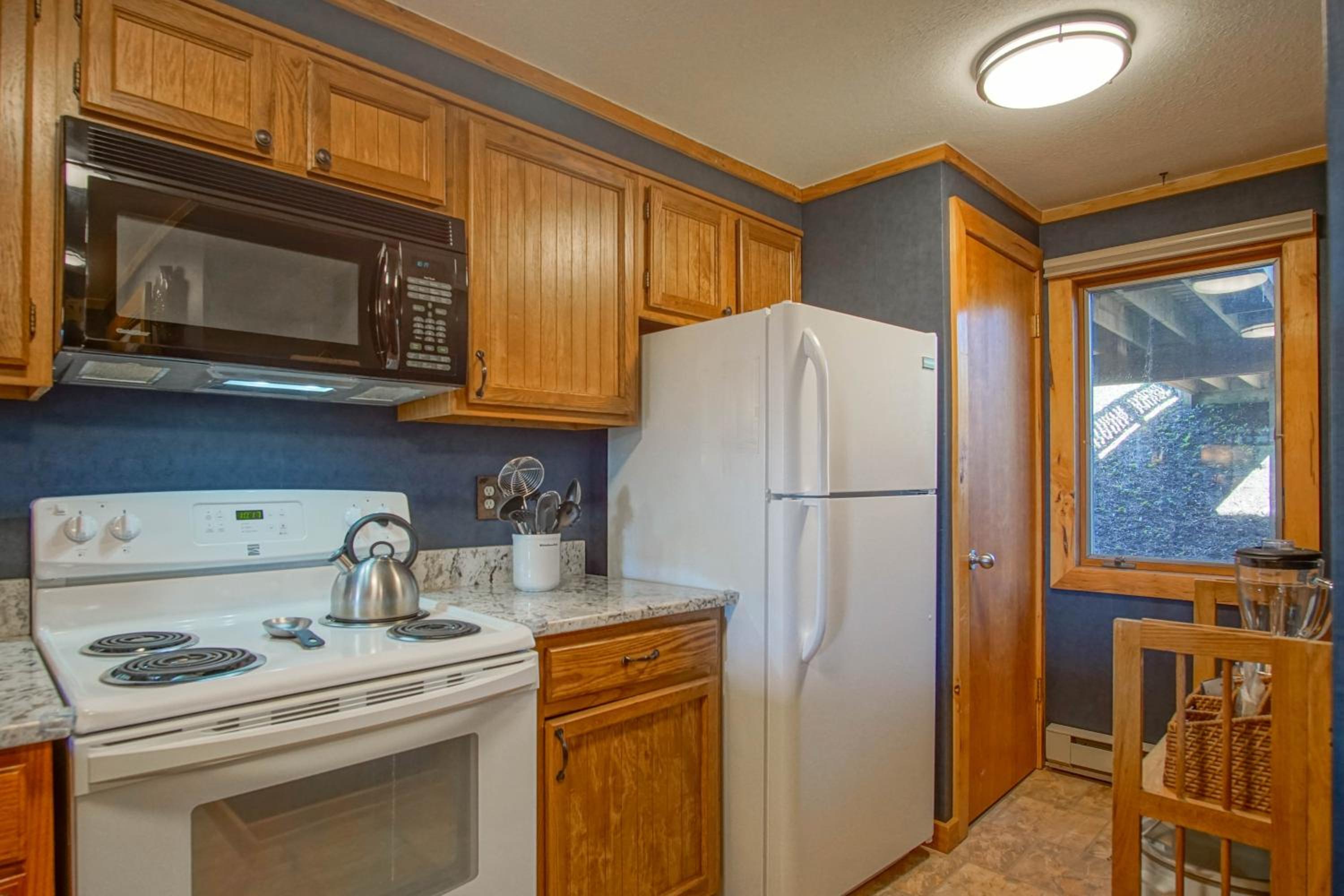 Powderidge #31: 2 Bedrooms, 2 Full Baths: Slope Side, Wood Fireplace