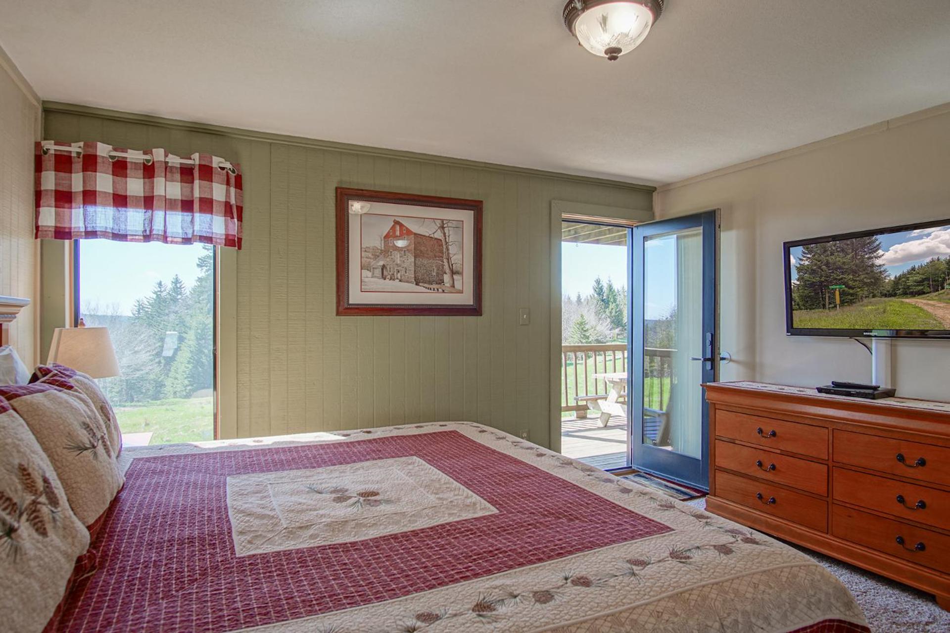Powderidge #31: 2 Bedrooms, 2 Full Baths: Slope Side, Wood Fireplace