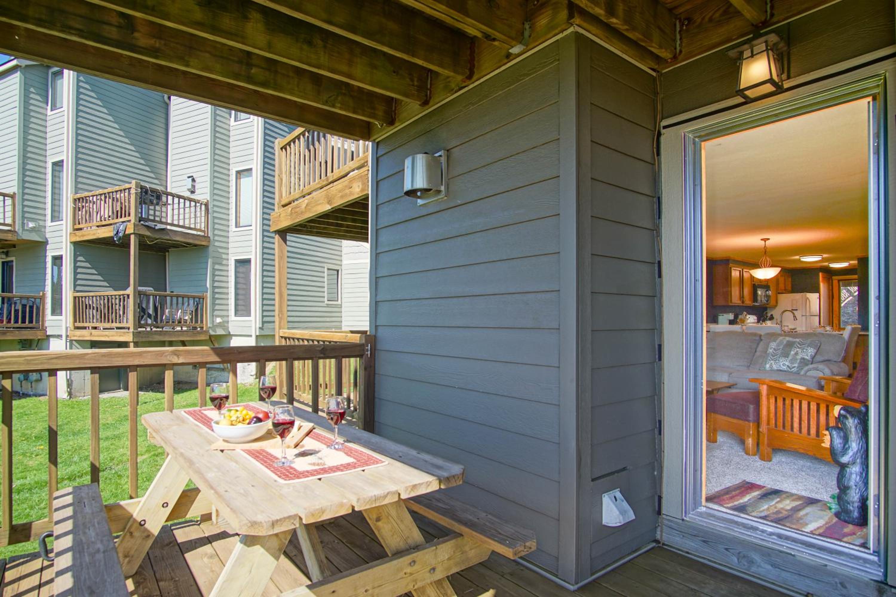 Powderidge #31: 2 Bedrooms, 2 Full Baths: Slope Side, Wood Fireplace