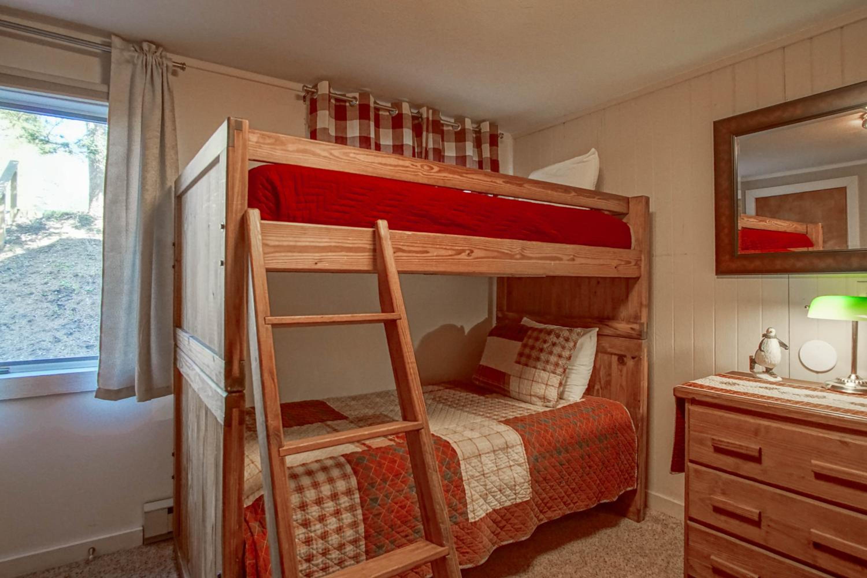 Powderidge #31: 2 Bedrooms, 2 Full Baths: Slope Side, Wood Fireplace