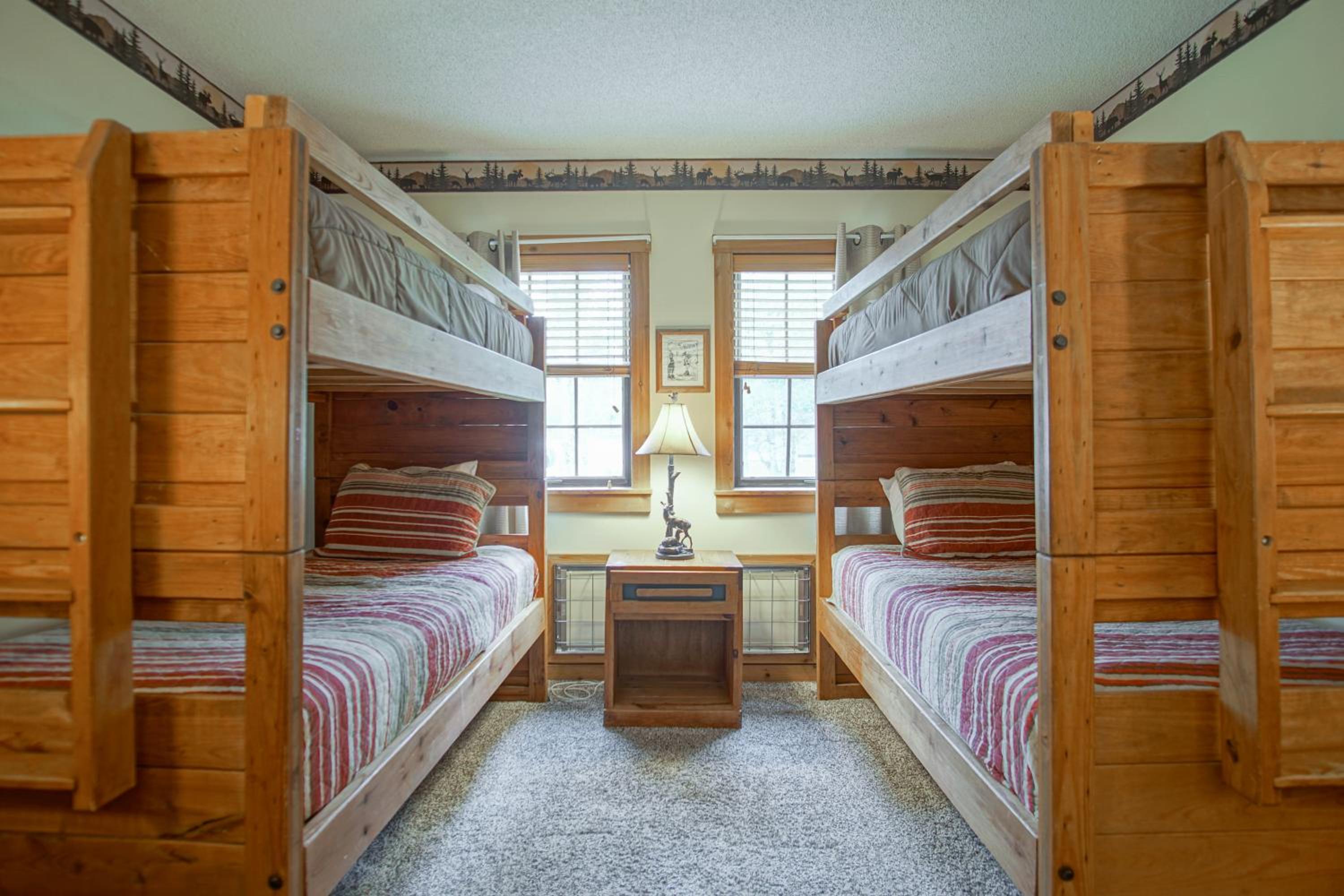Whistlepunk #31: 2 Bedrooms, 2 Bath: Slope Side, Central Location Wood Fireplace
