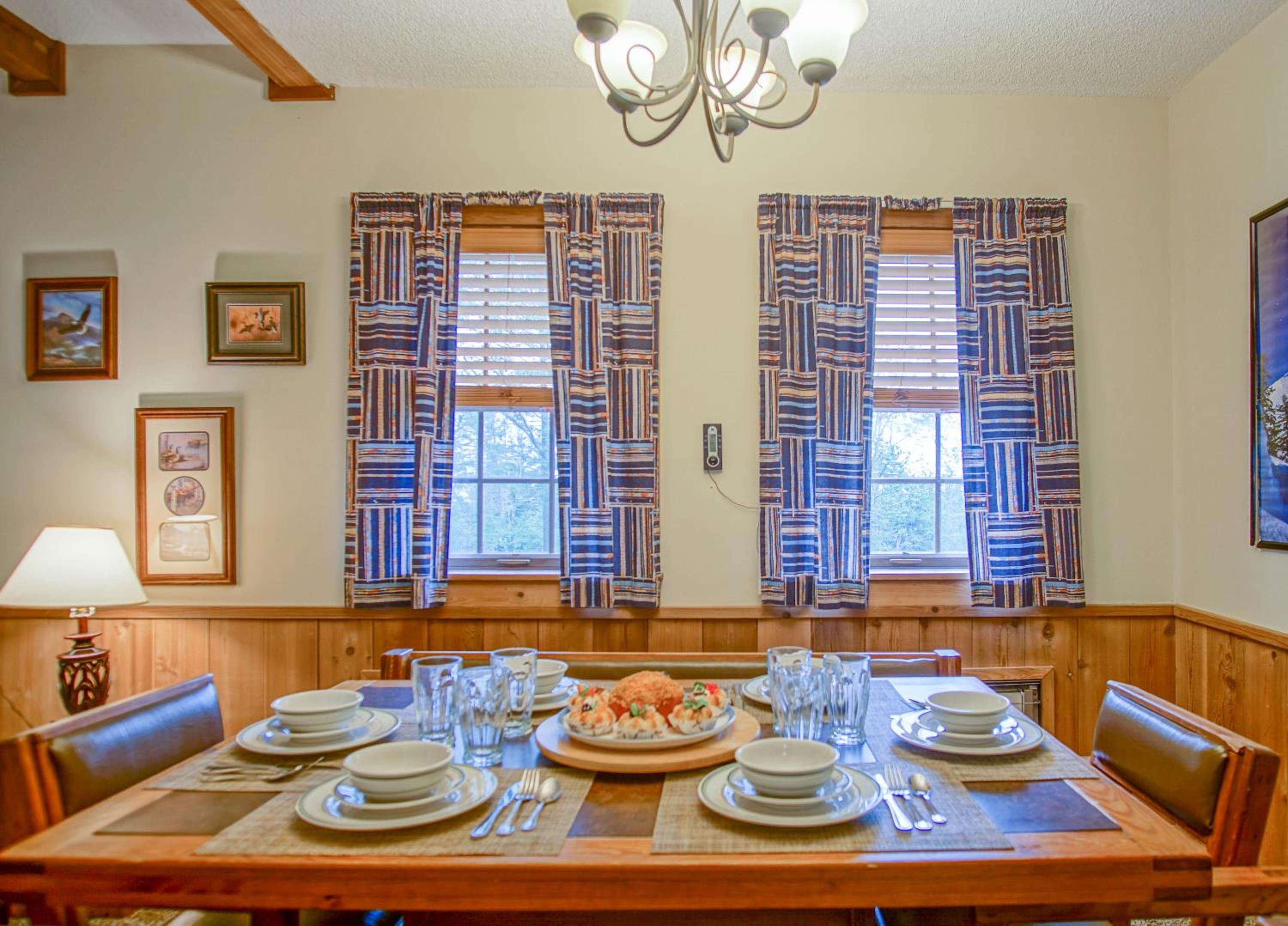 Whistlepunk #31: 2 Bedrooms, 2 Bath: Slope Side, Central Location Wood Fireplace