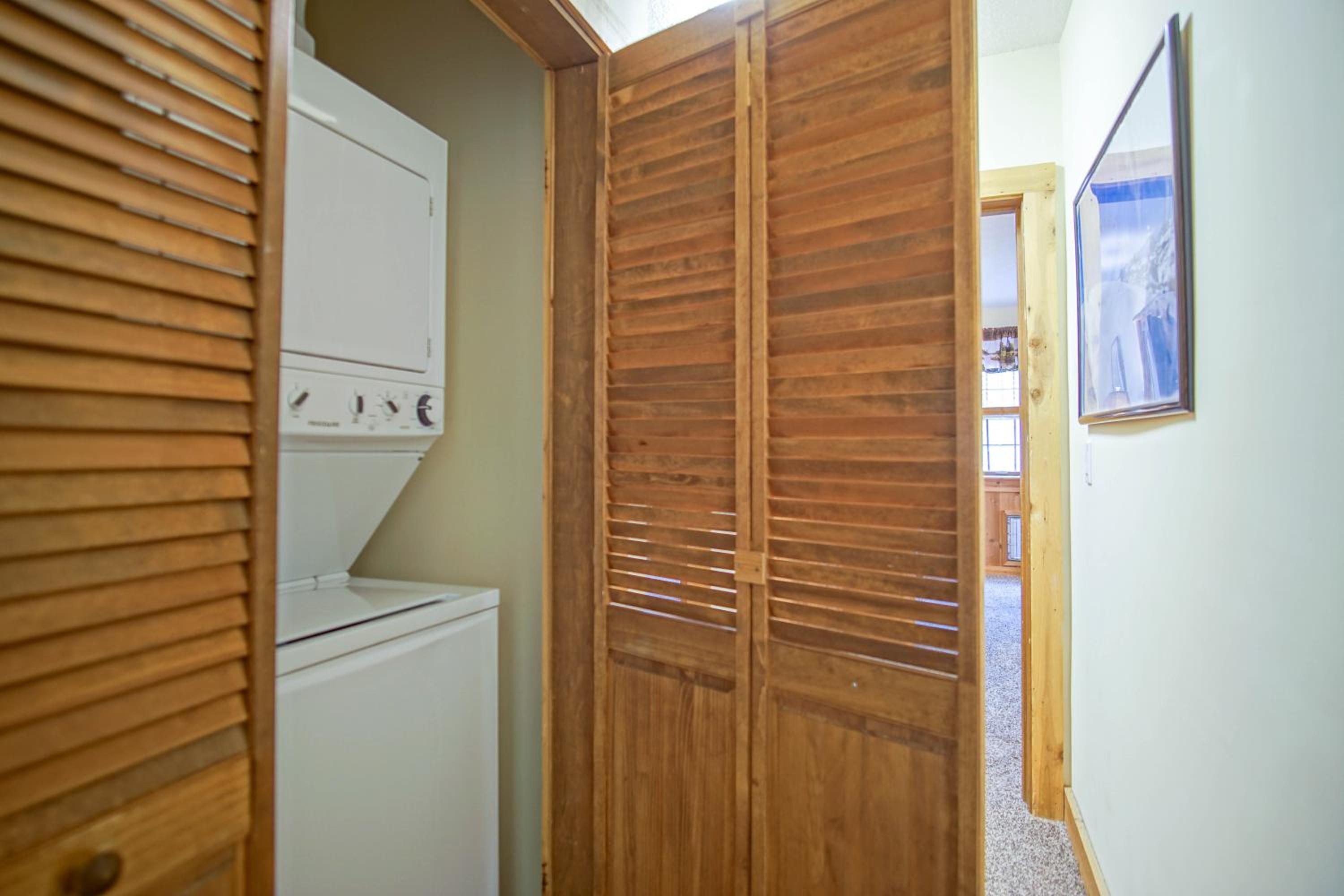 Whistlepunk #31: 2 Bedrooms, 2 Bath: Slope Side, Central Location Wood Fireplace