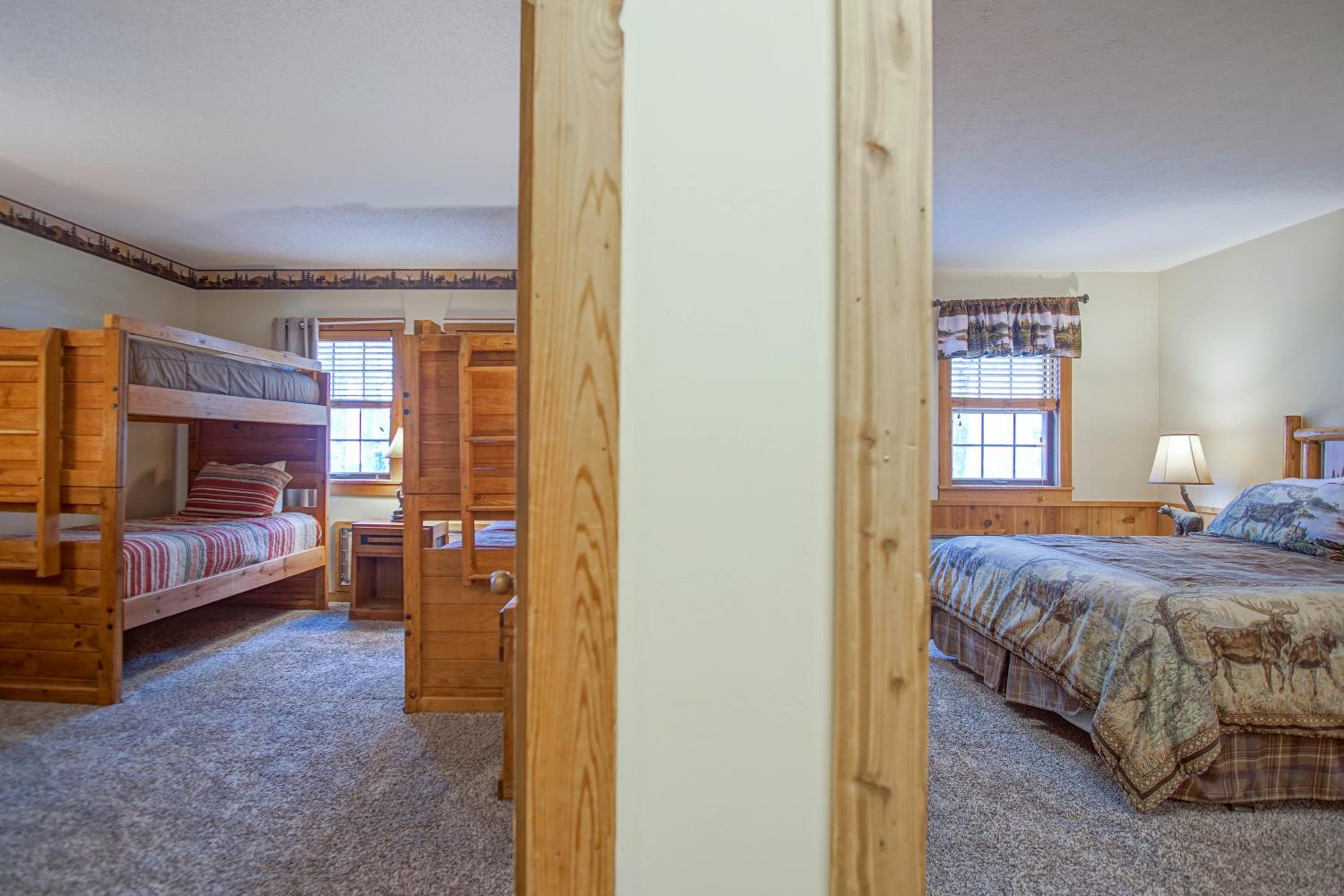 Whistlepunk #31: 2 Bedrooms, 2 Bath: Slope Side, Central Location Wood Fireplace