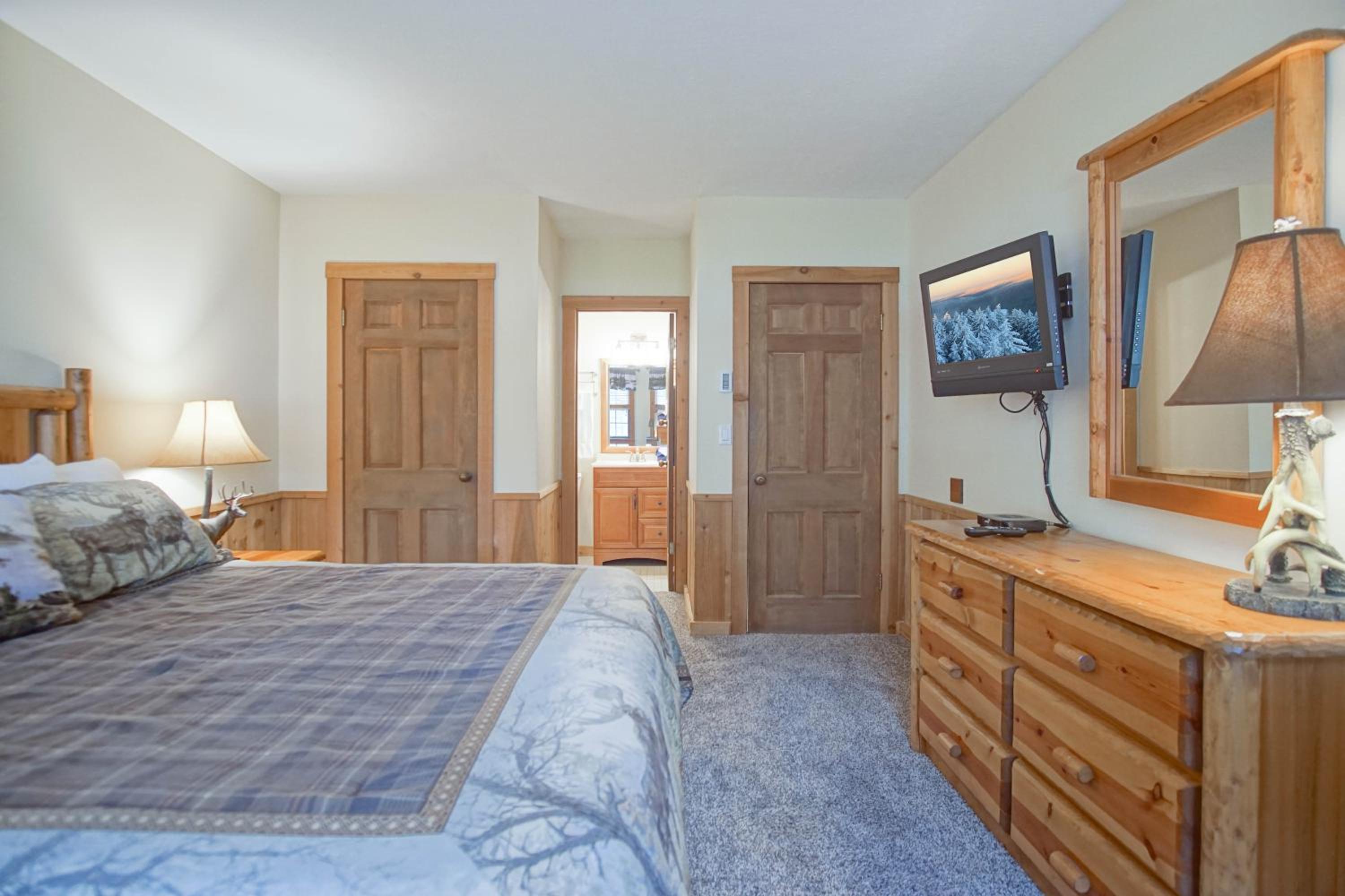Whistlepunk #31: 2 Bedrooms, 2 Bath: Slope Side, Central Location Wood Fireplace