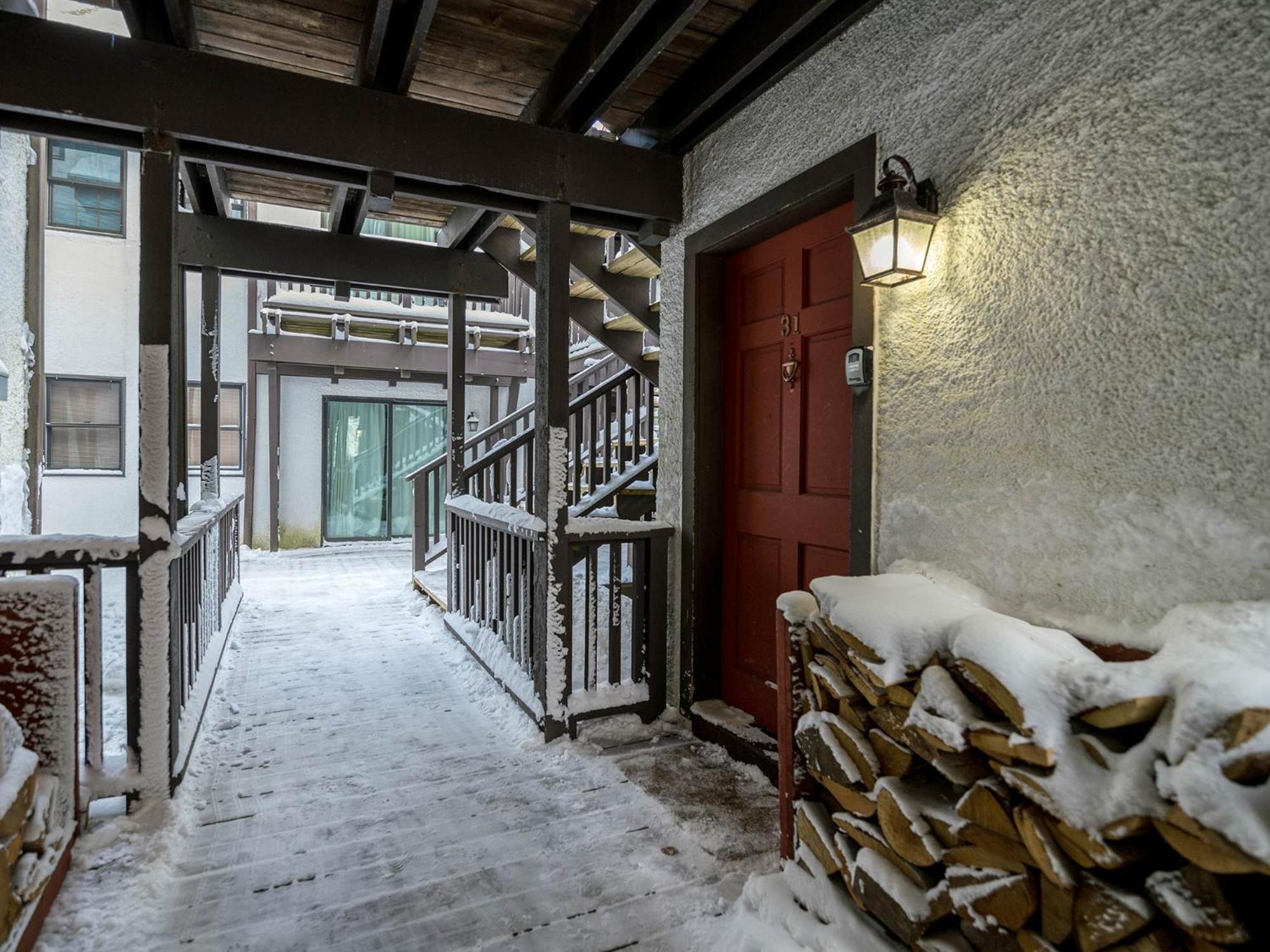 Whistlepunk #31: 2 Bedrooms, 2 Bath: Slope Side, Central Location Wood Fireplace