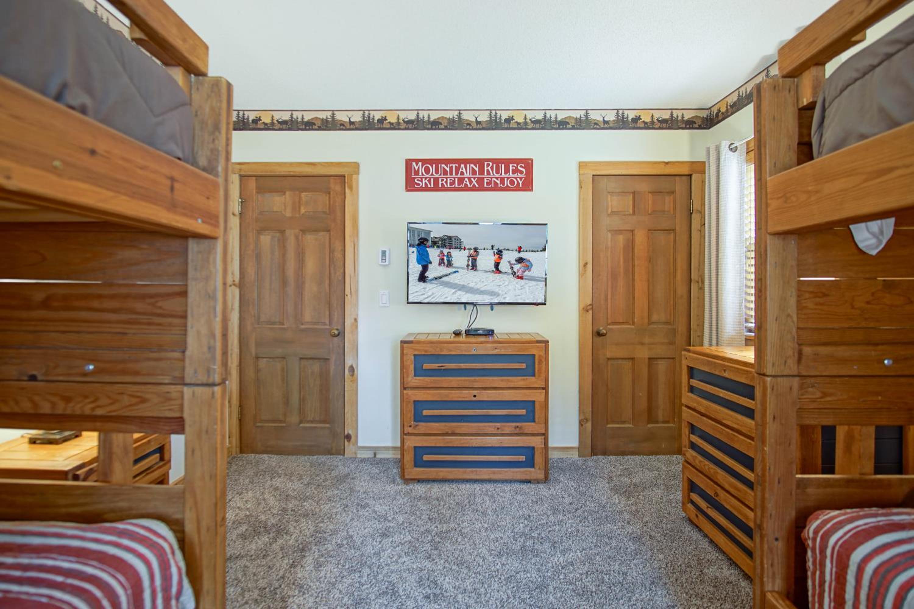 Whistlepunk #31: 2 Bedrooms, 2 Bath: Slope Side, Central Location Wood Fireplace